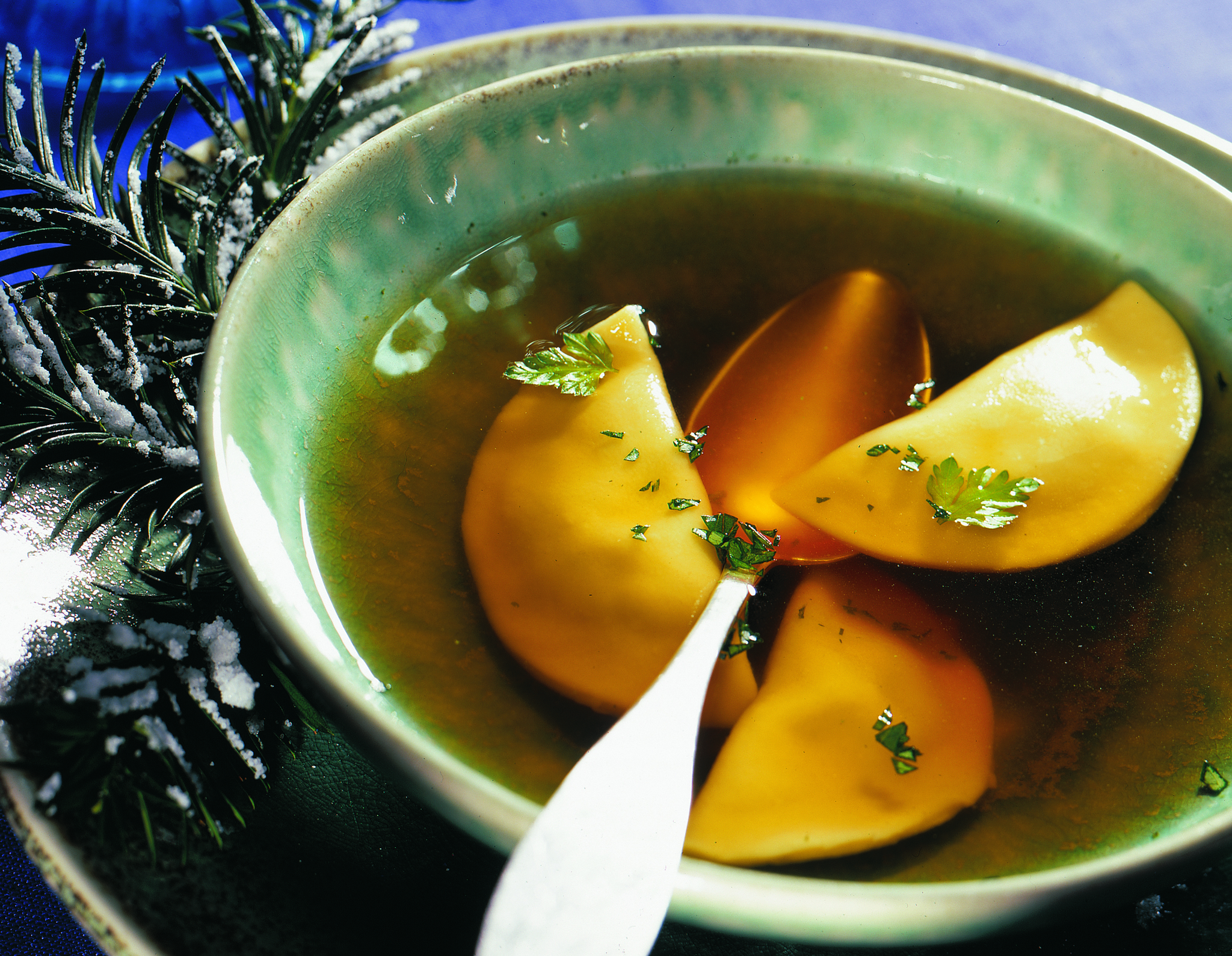 Ravioli au fromage frais et à l'orange bouillon