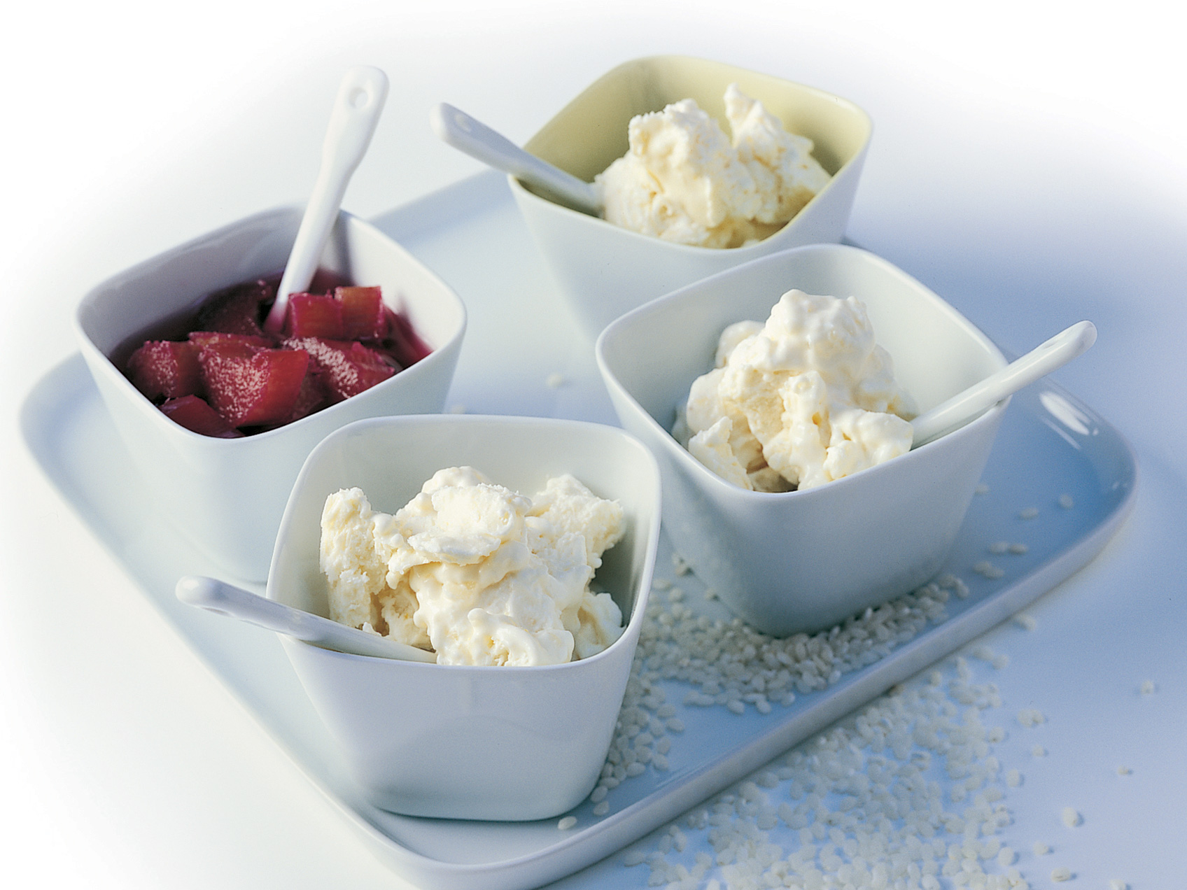 Reisglace mit Rhabarberkompott