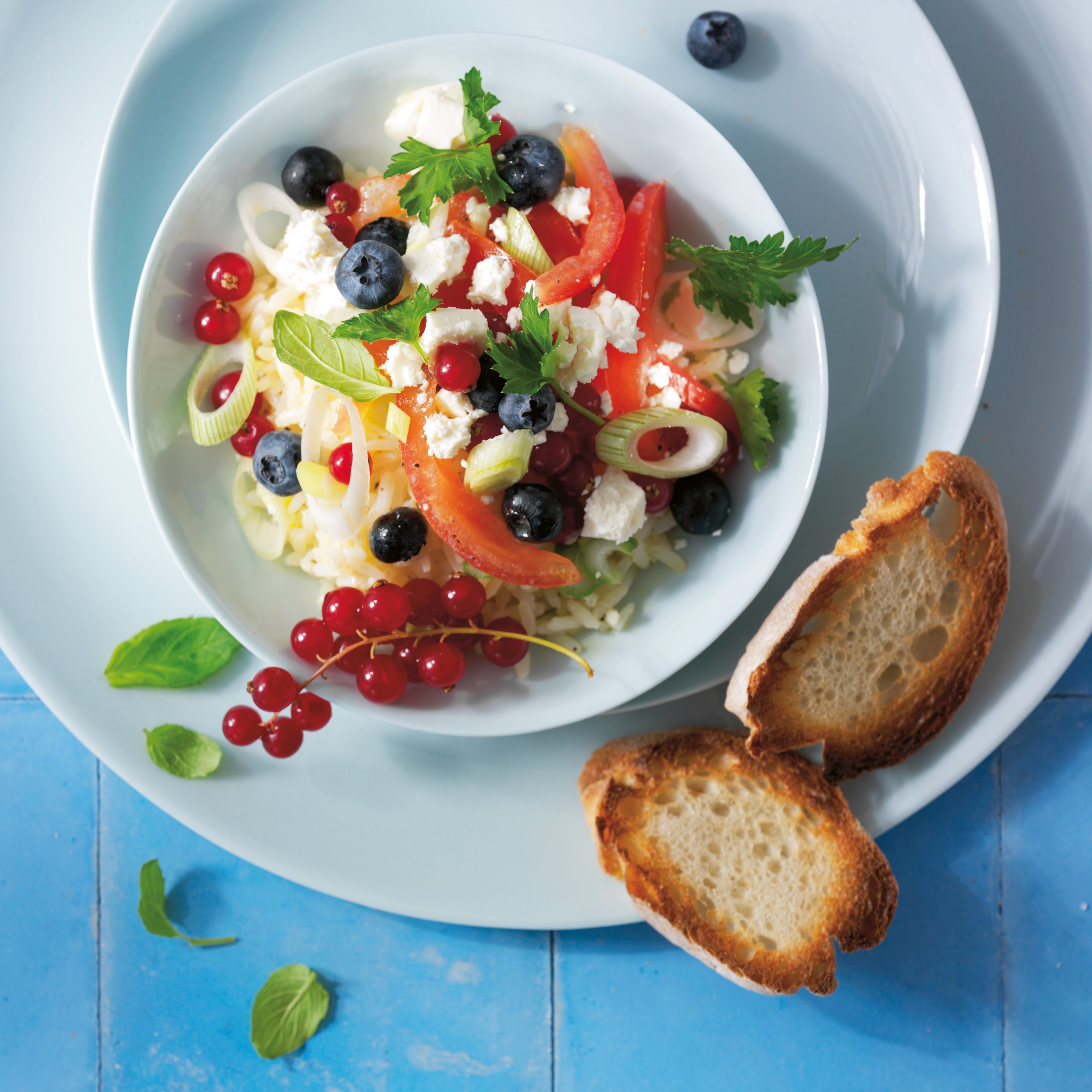 Reissalat mit Beeren