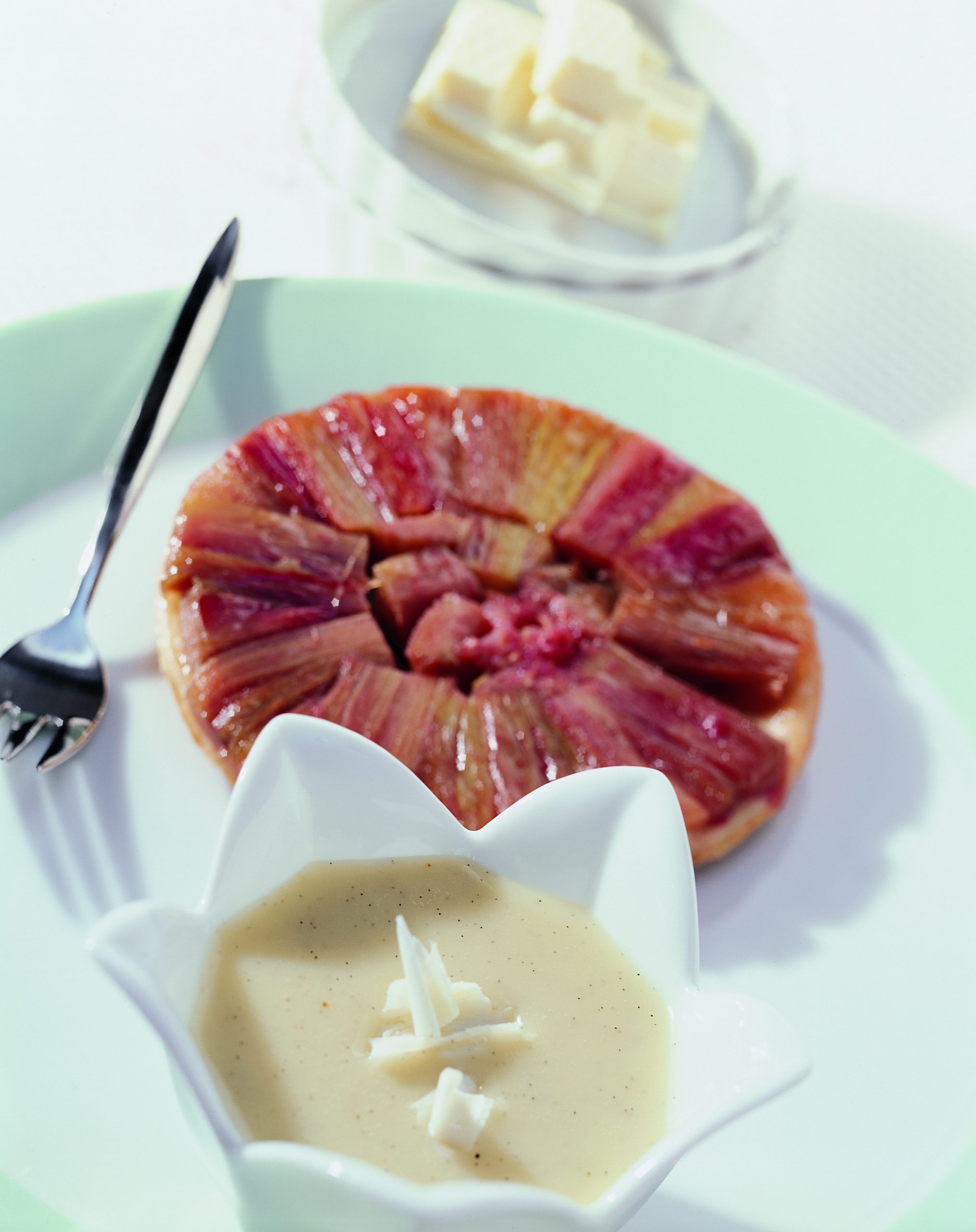Rhabarber-Tatins mit weisser Schokoladensauce