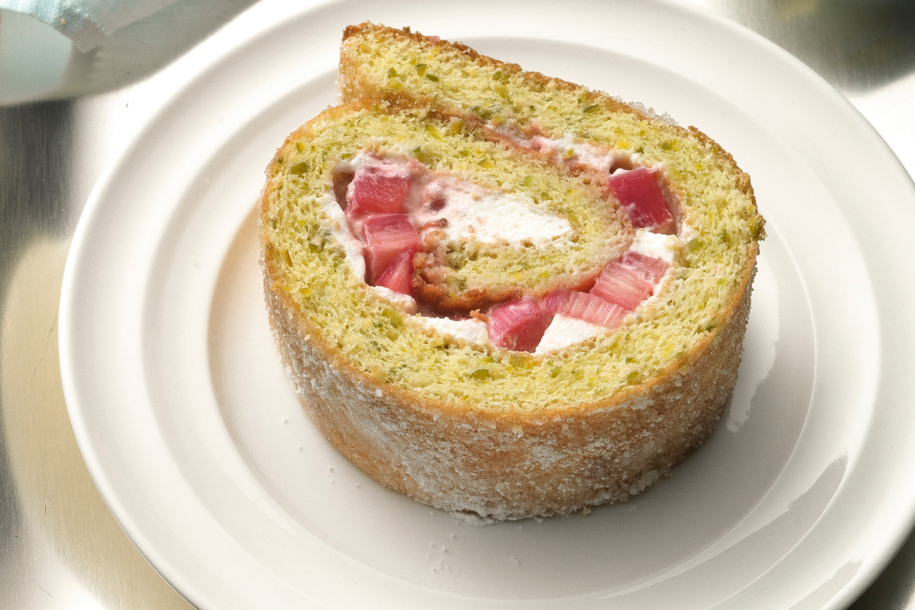 Biscuit roulé à la rhubarbe et aux pistaches