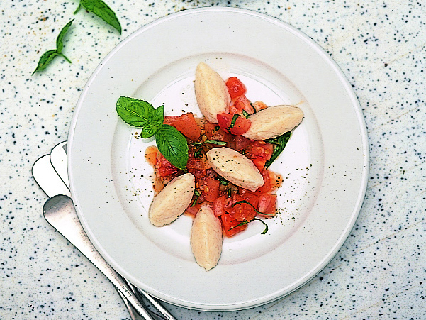 Ricotta-Gnocchi mit roher Tomatensauce