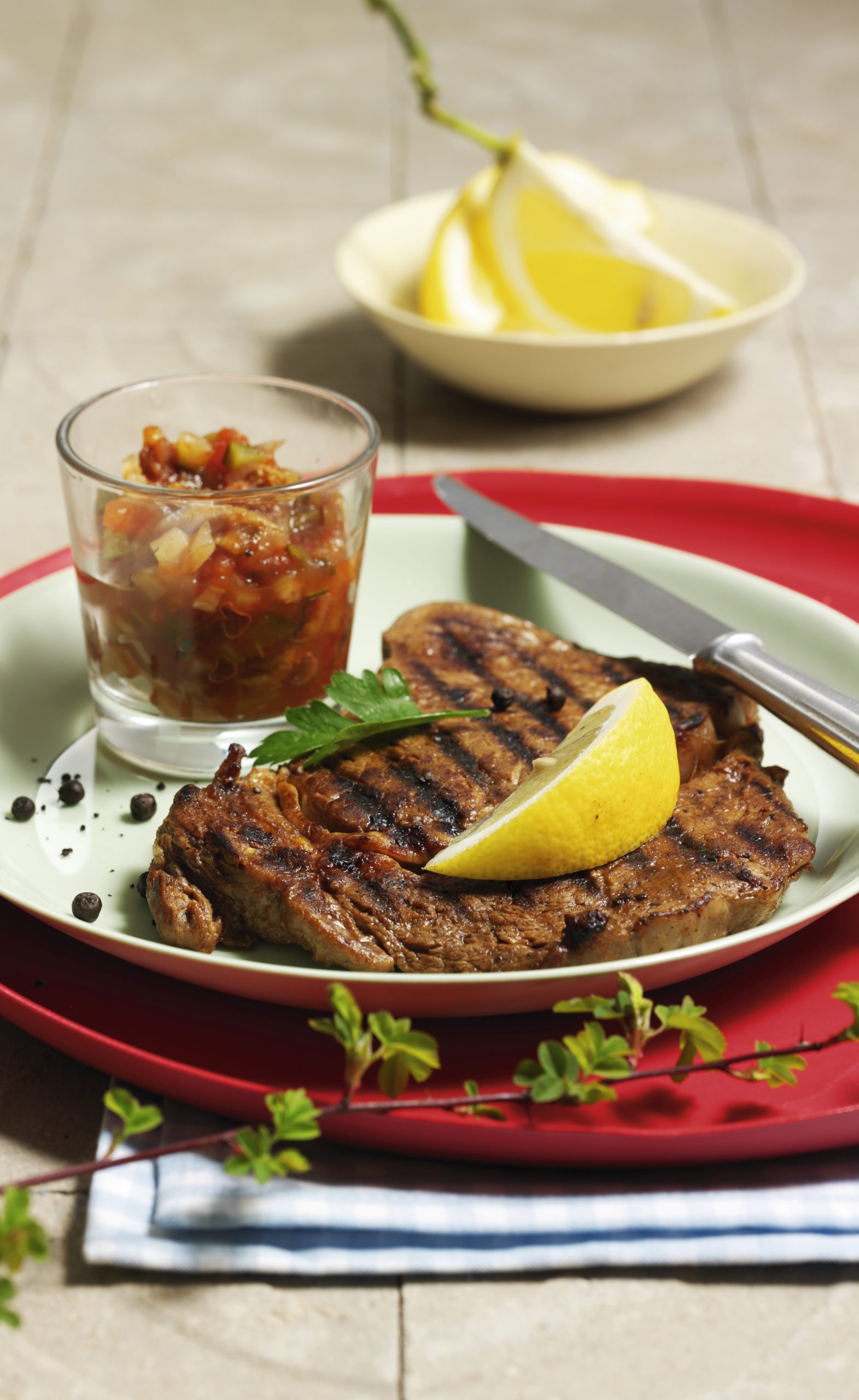 Steaks pour le barbecue et sauce aux légumes