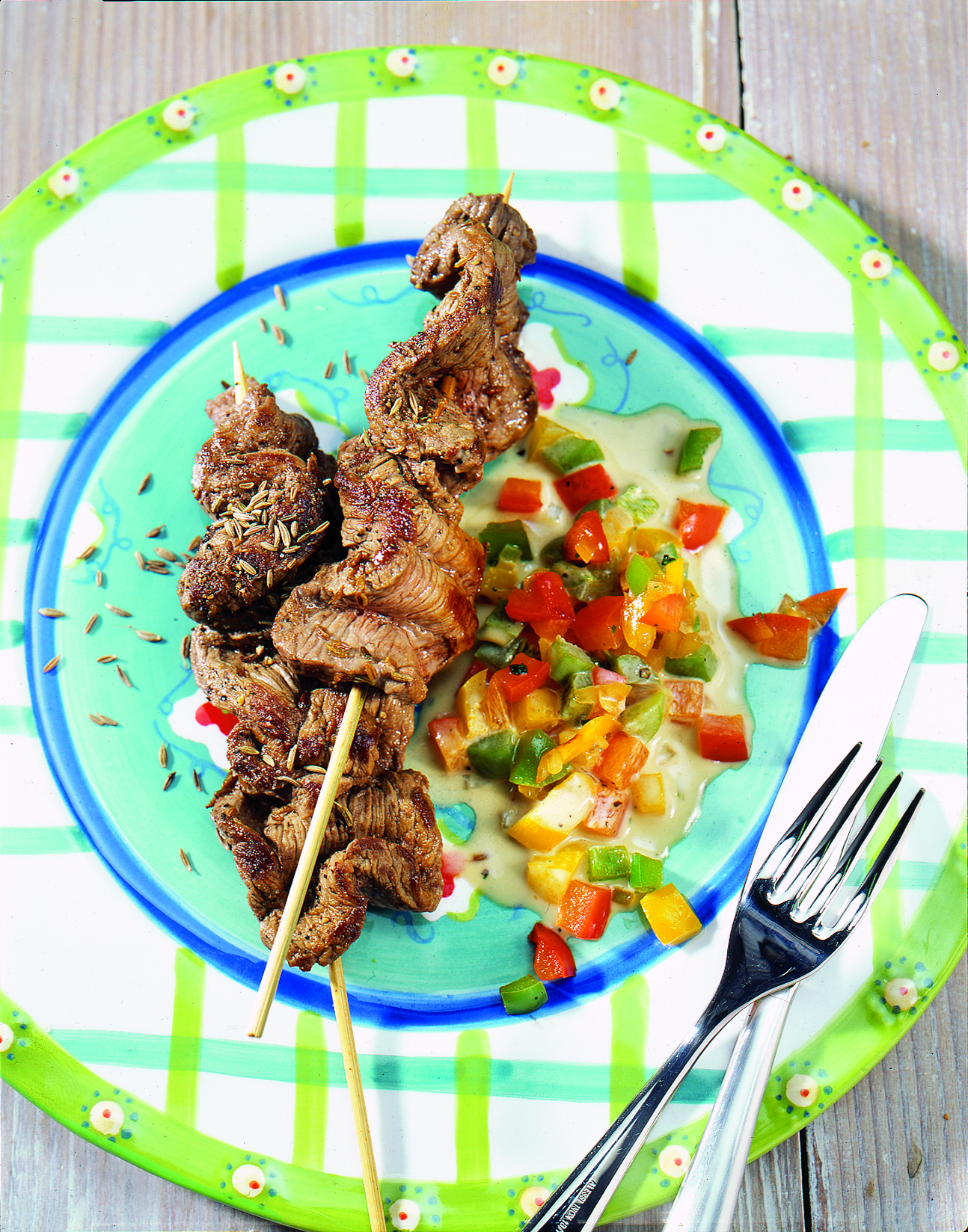Rindfleisch-Spiess mit Zwiebel-Peperoni-Sauce