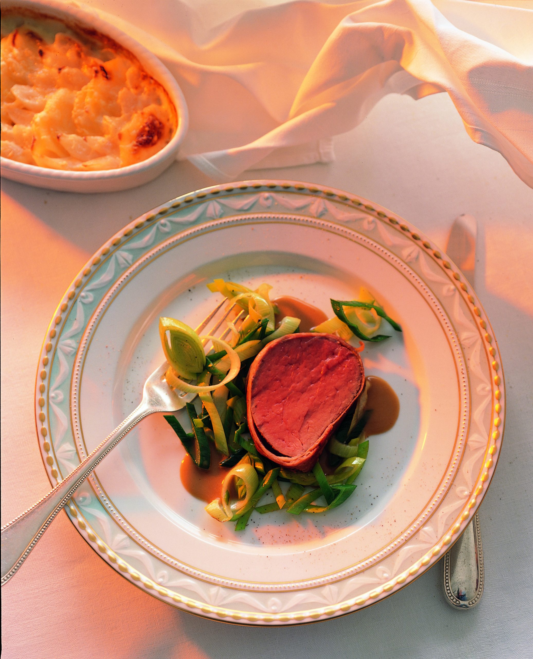 Filet de boeuf au beurre de xérès sur canapé le poireau