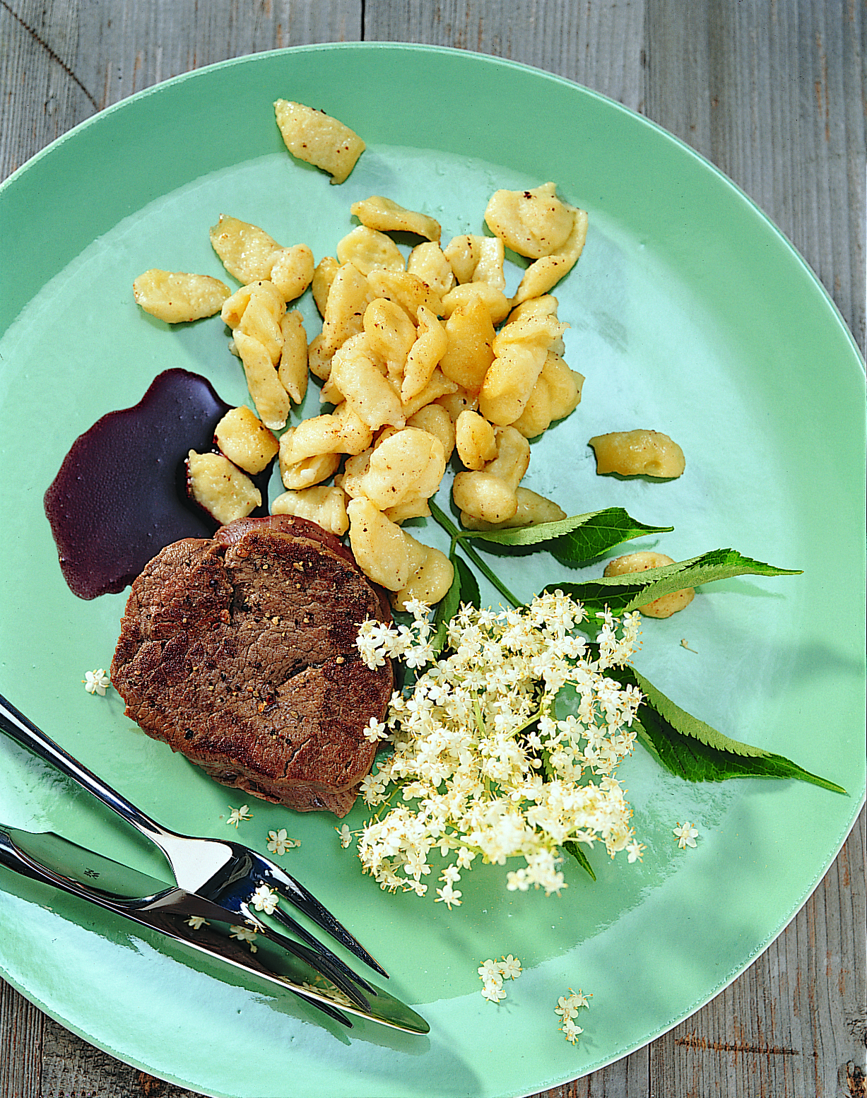 Médaillons de boeuf sauce au sureau