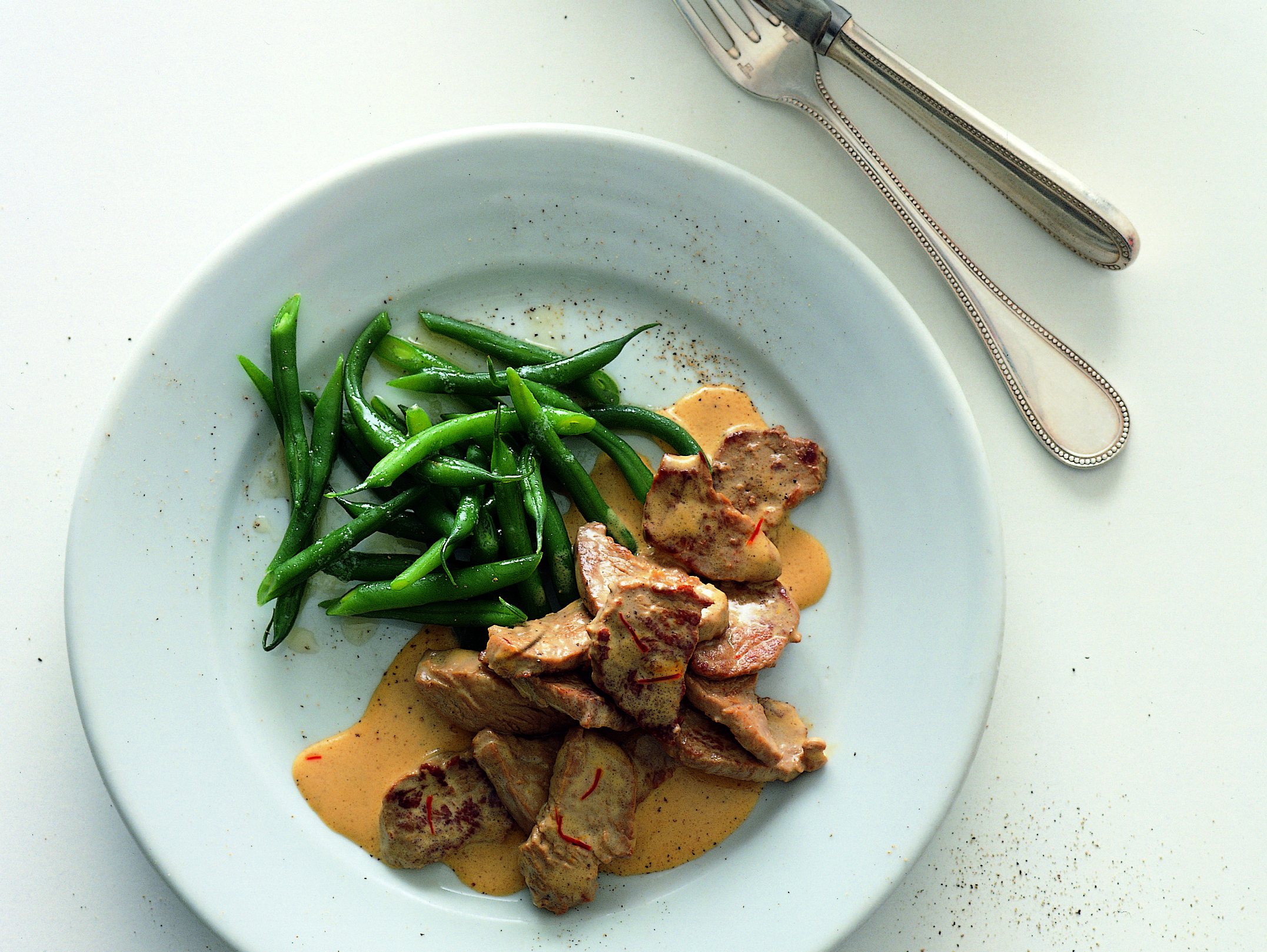 Emincé de boeuf à la sauce au safran et haricots verts