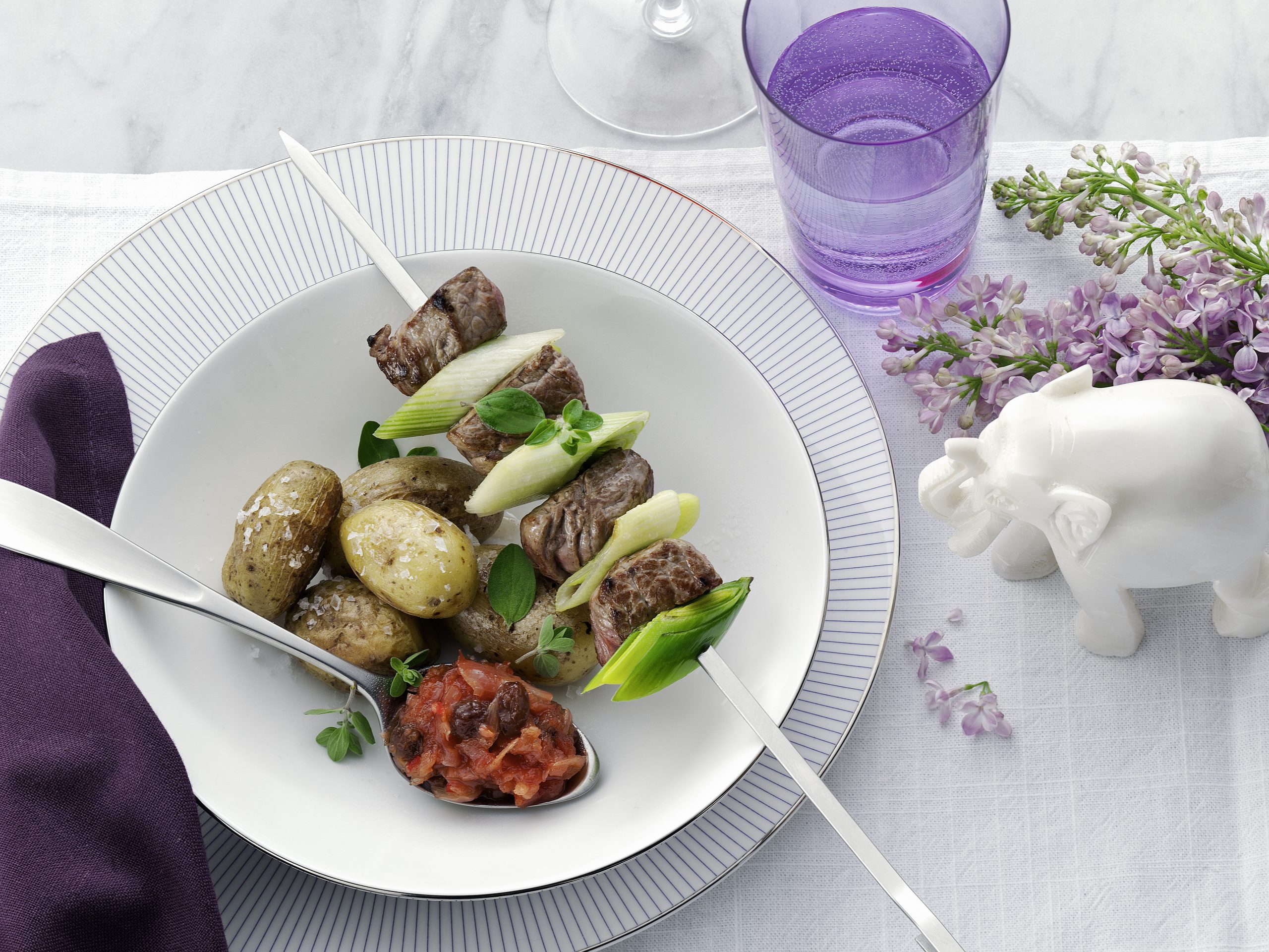 Brochettes de boeuf et chutney de tomates aux échalotes
