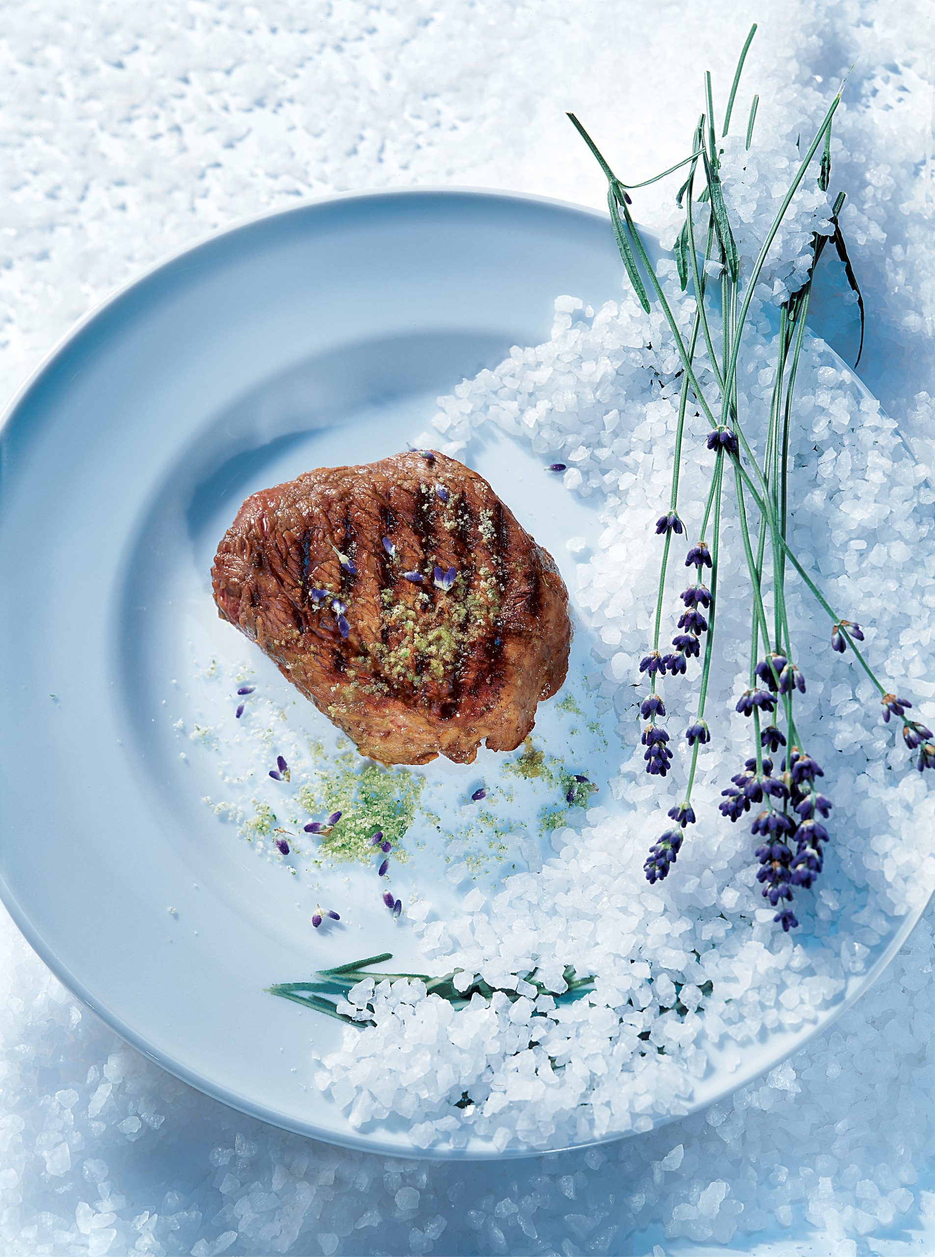 Rindsmedaillons vom Grill mit Lavendel-Kräutersalz