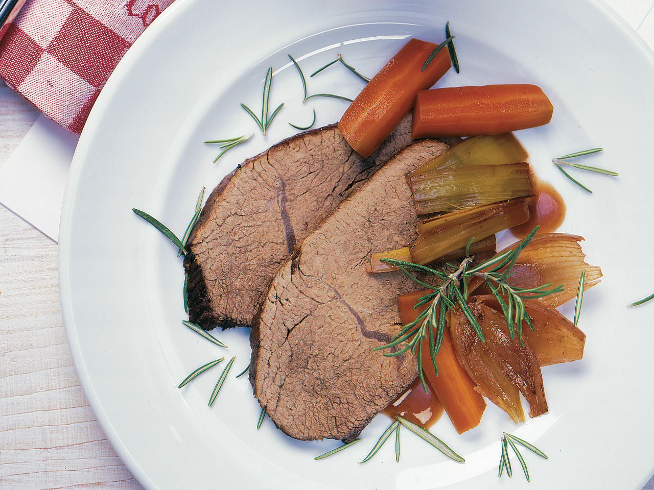 Rôti de boeuf braisé, au Merlot et aux trompettes-de-la-mort