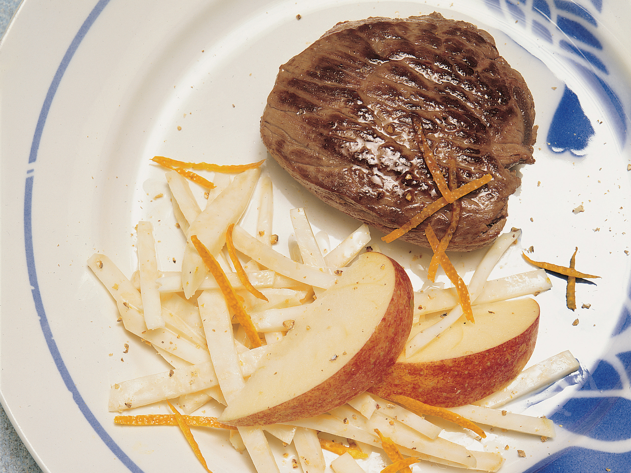 Steaks de boeuf et salade de céleri tiède