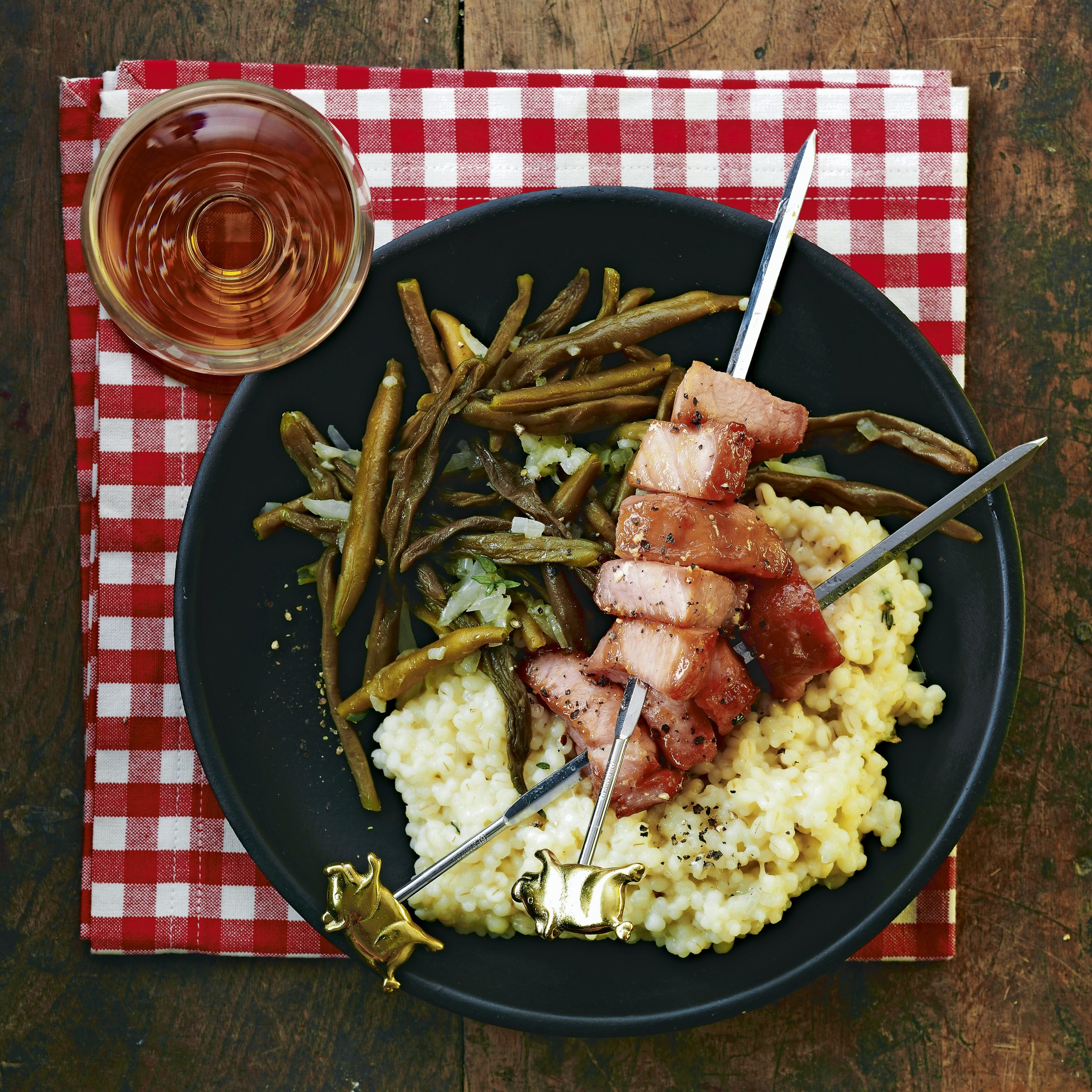 Brochettes de porc, haricots verts et orge