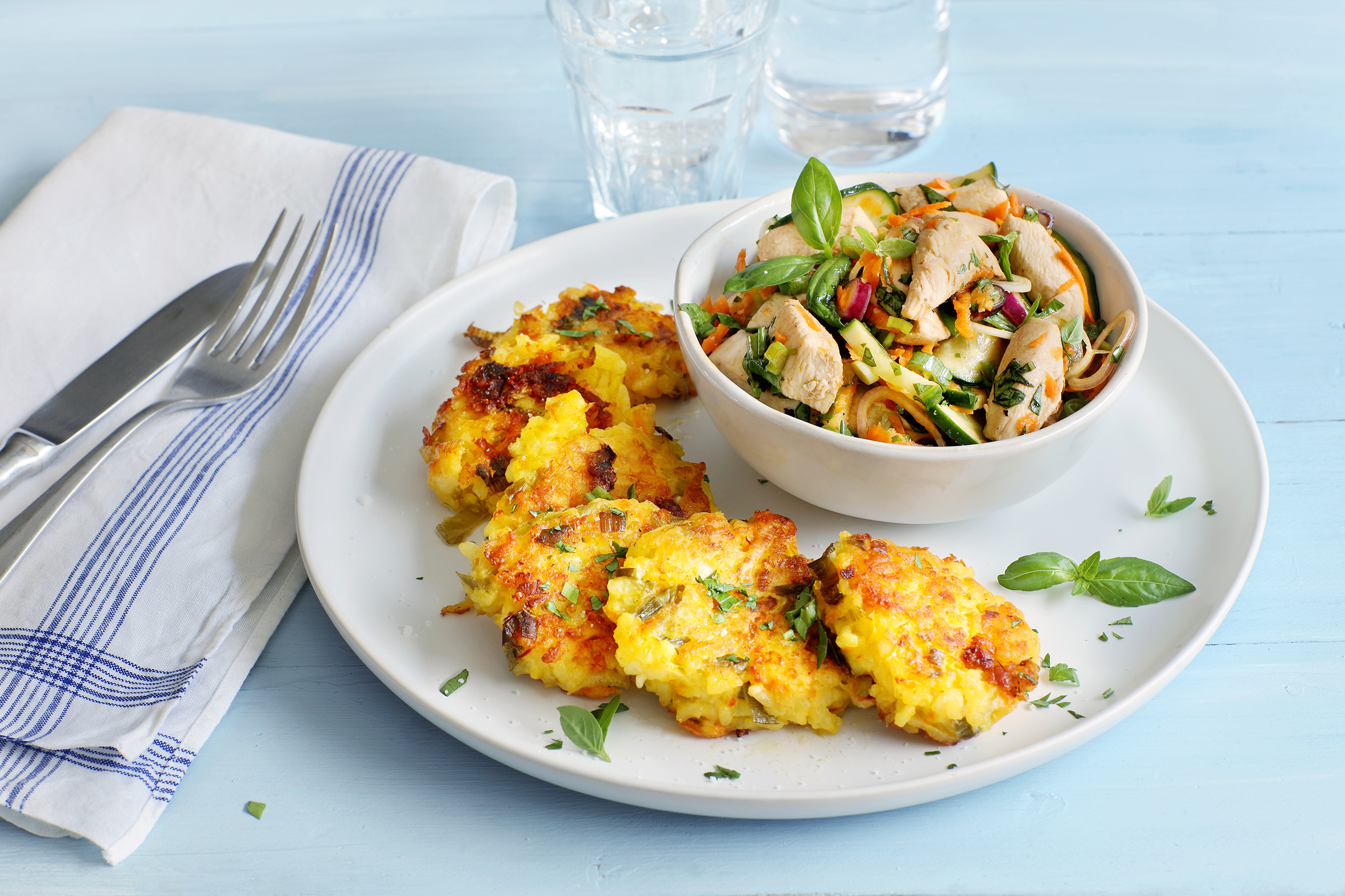 Risotto-Tätschli mit Pouletsalat