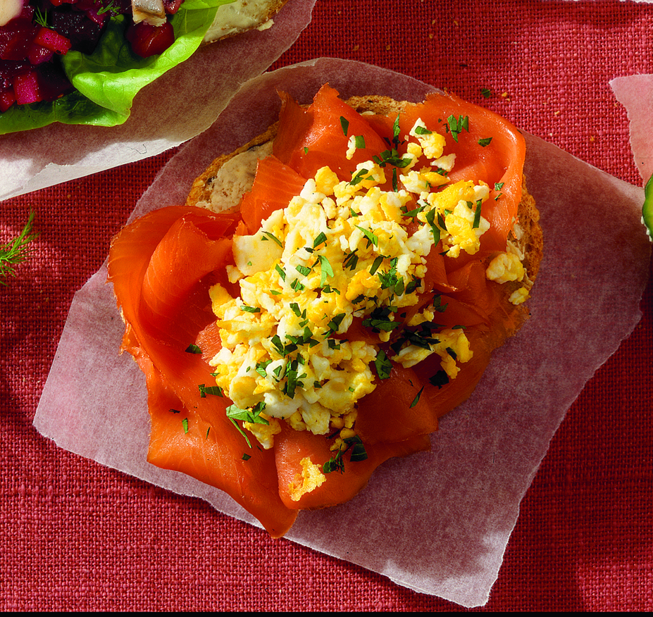 Røget Laks og Røræg (Smørrebrød mit geräuchertem Lachs und Rührei)