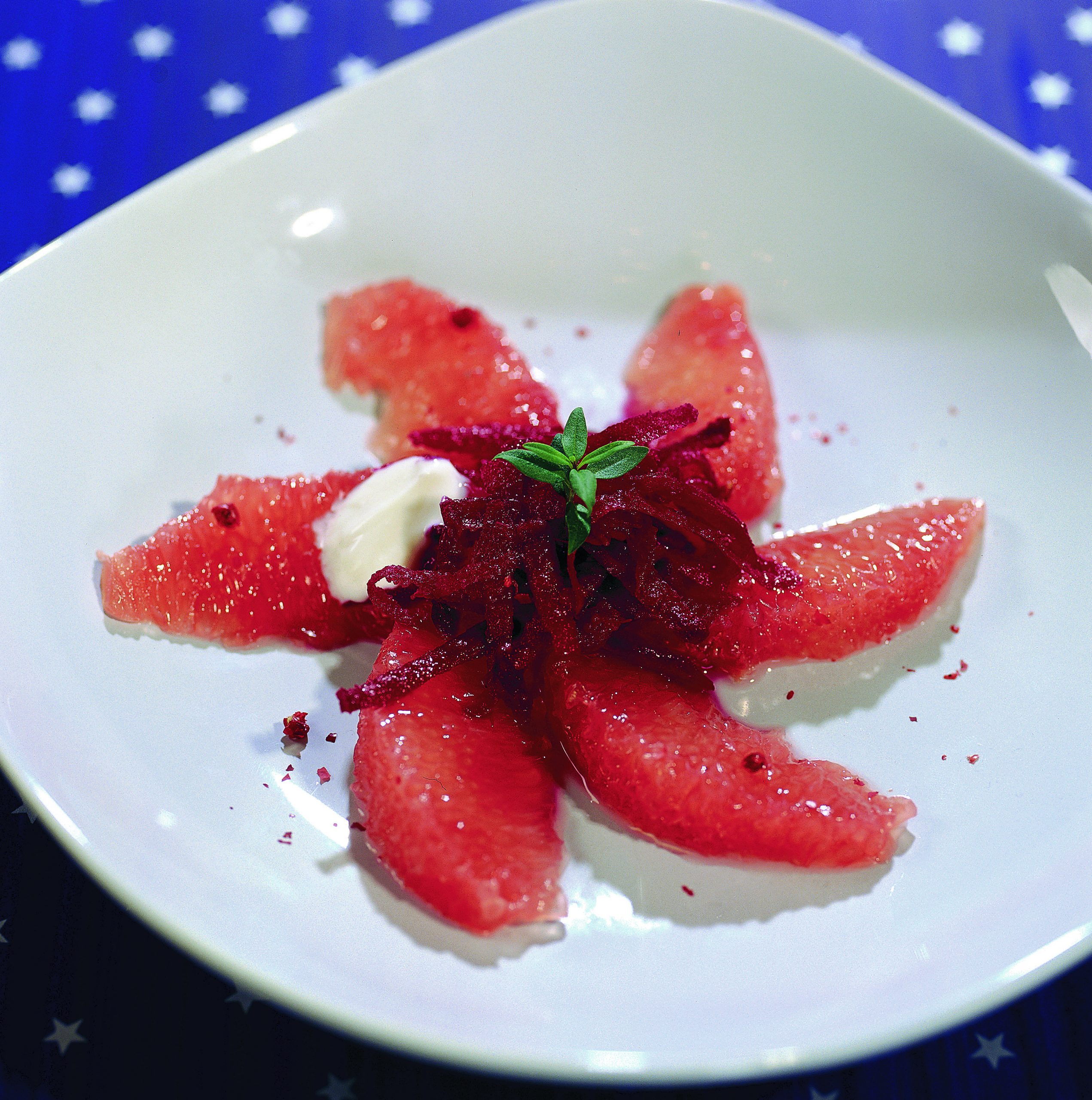 Roher Randensalat mit rosa Grapefruit