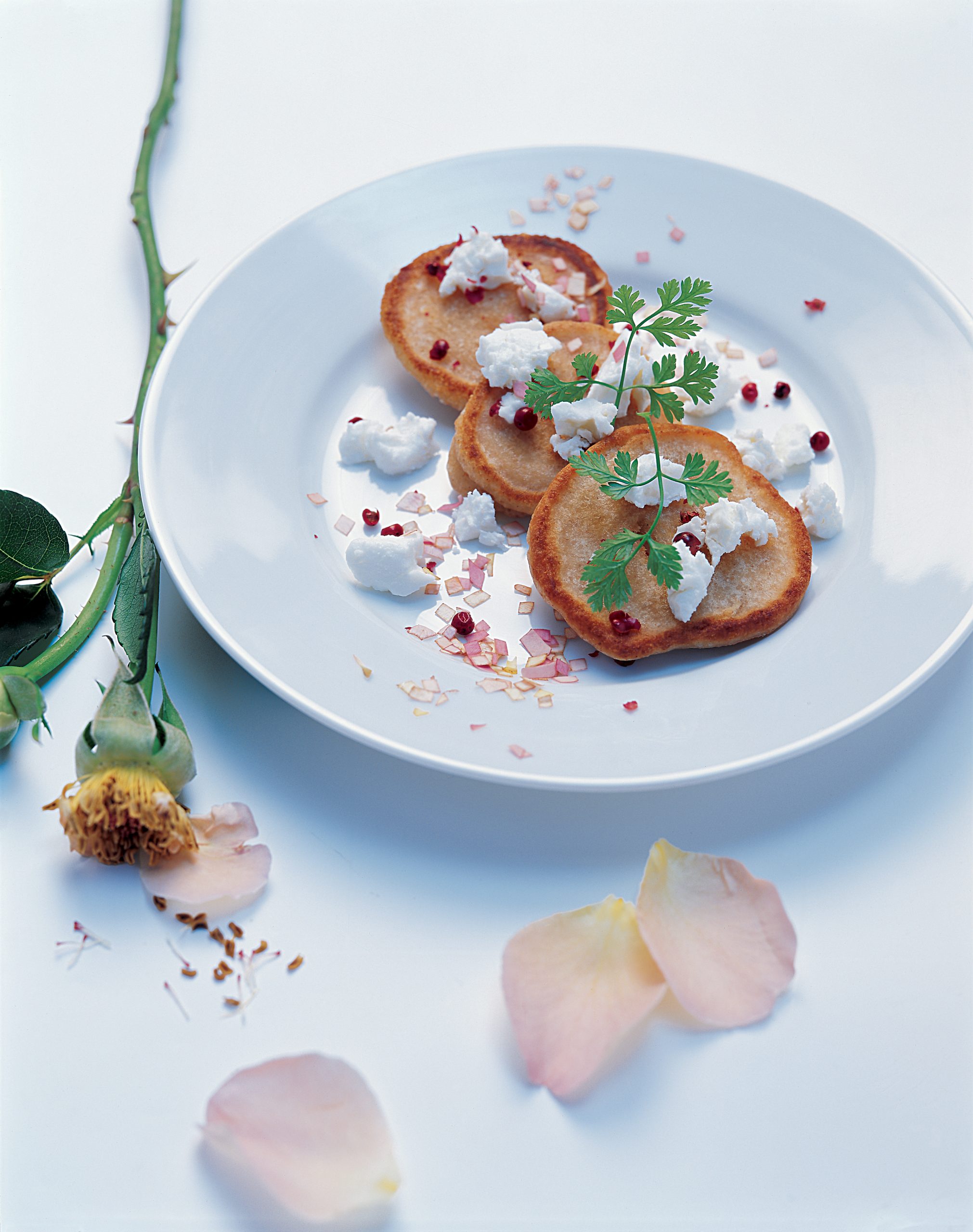 Fromage frais à la rose sur blinis au champagne