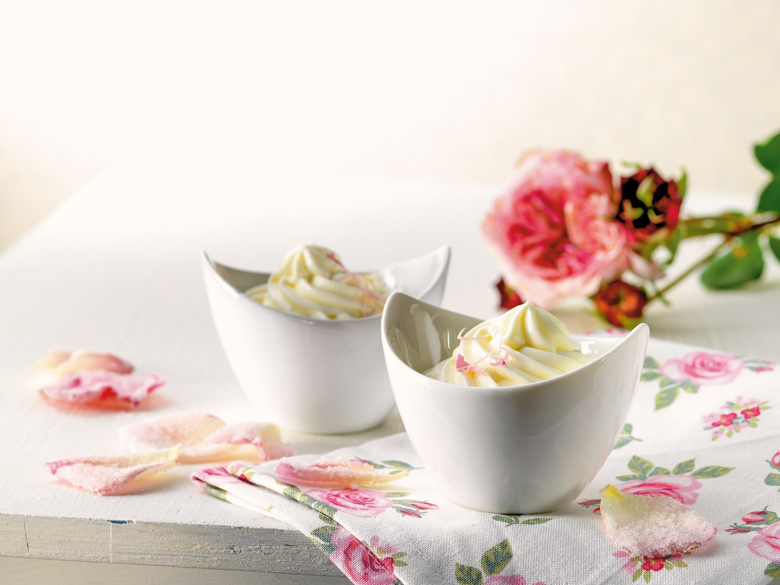 Mousse de yogourt à la rose