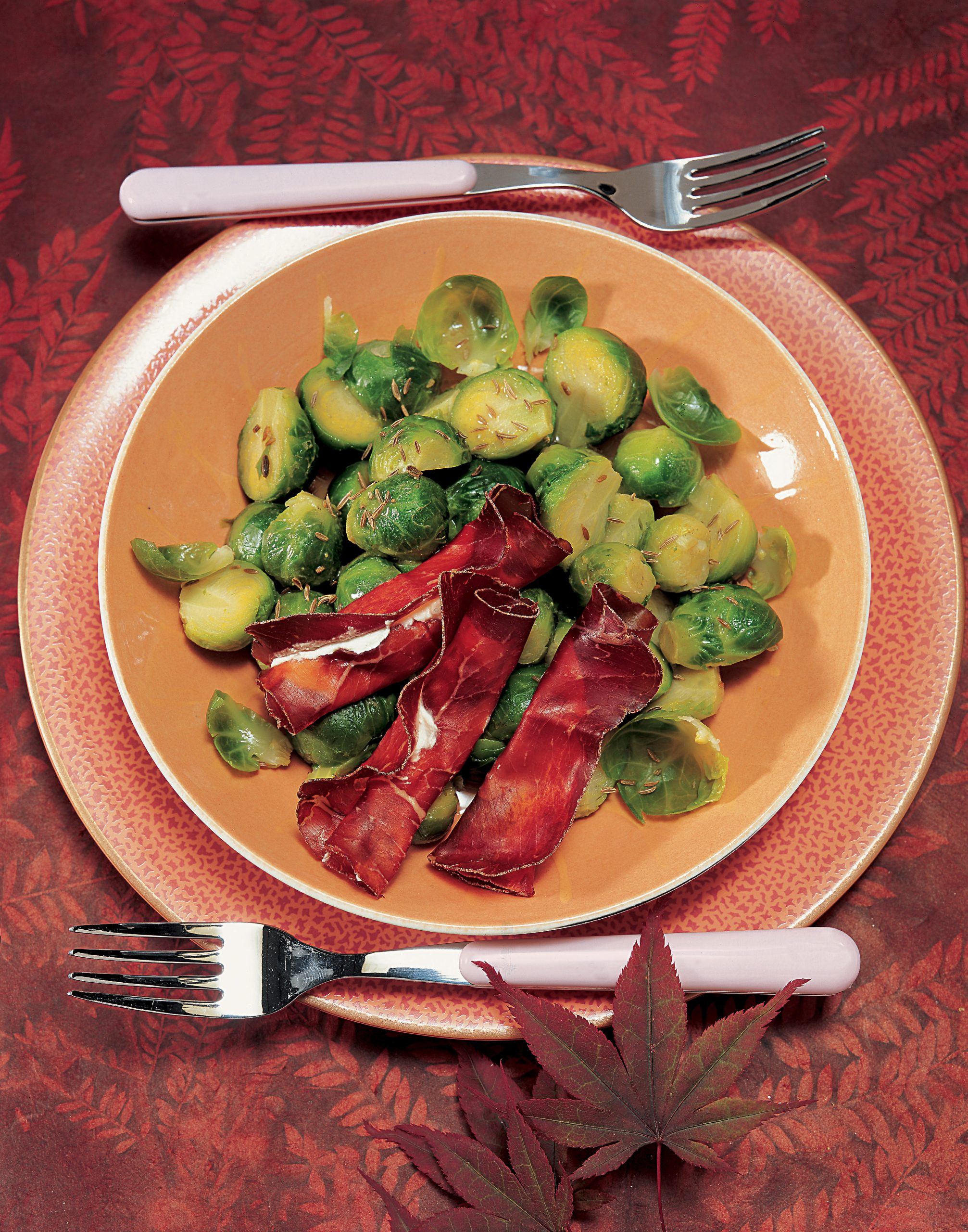 Choux de Bruxelles en salade et viande séchée