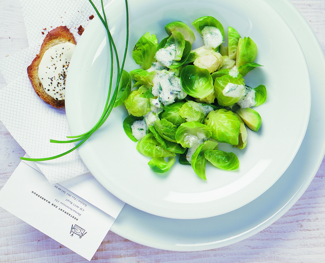 Rosenkohlsalat mit Formaggini-Croûtes