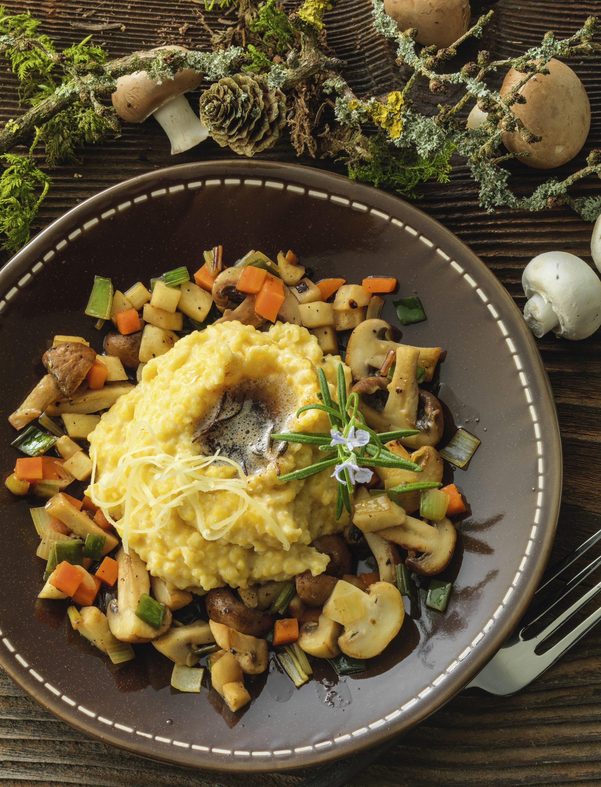 Rosmarin-Polenta mit Pilzragout