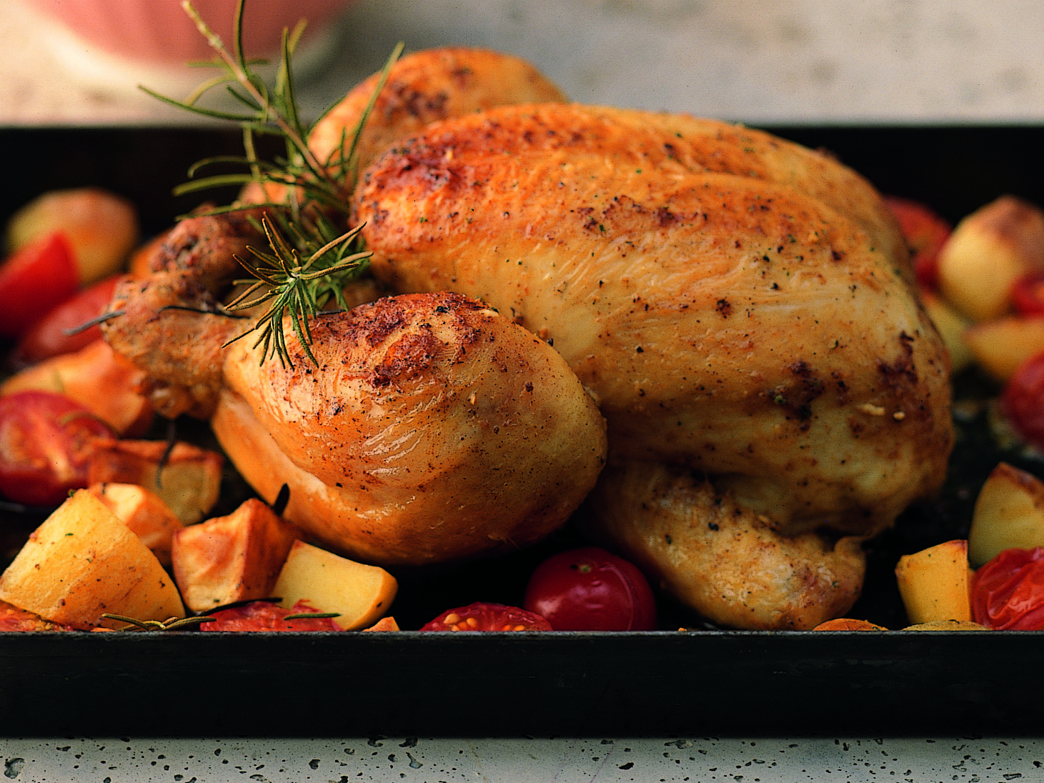 Poulet au romarin, tomates et pommes de terre au four