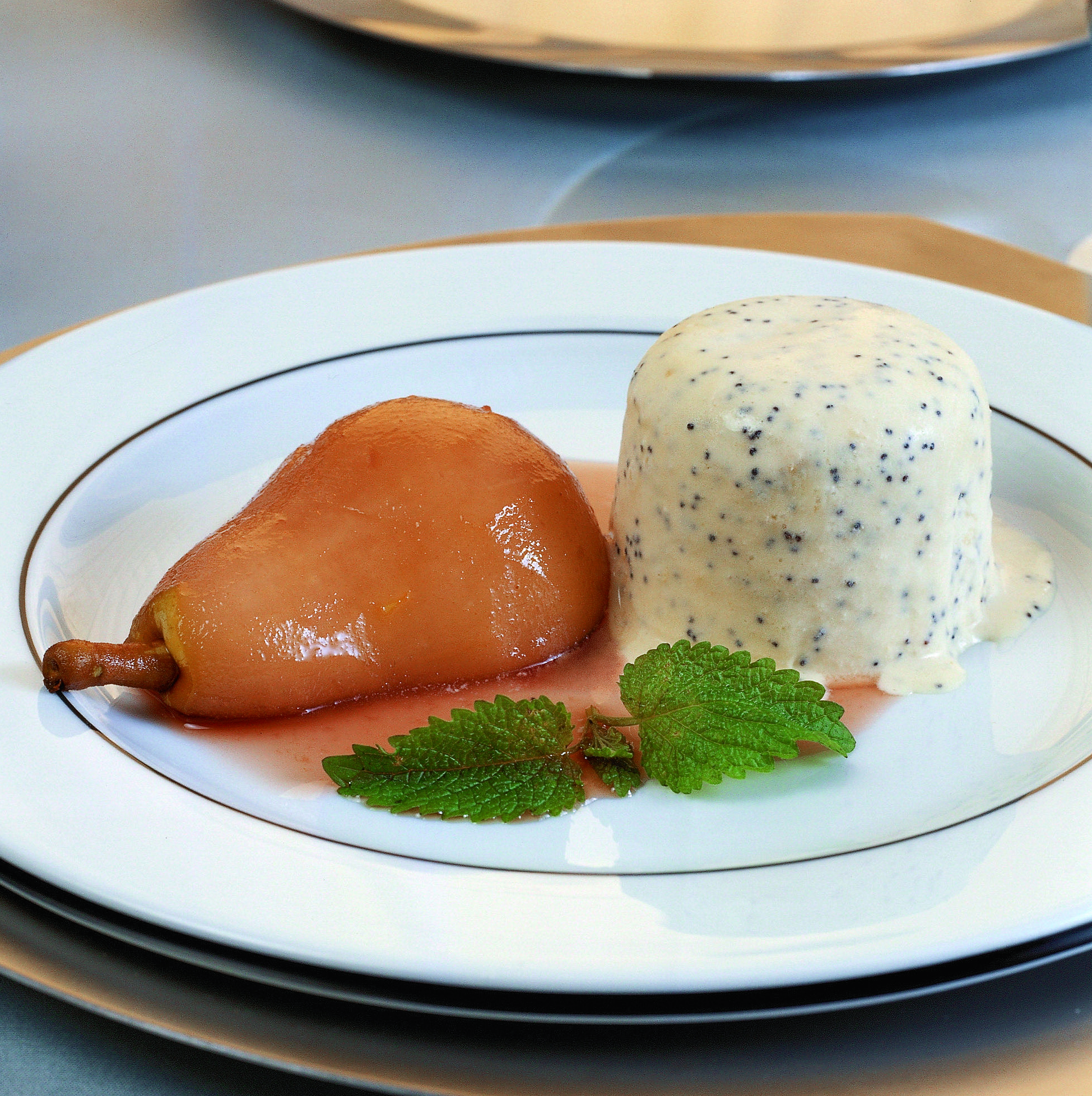 Rote Birnen zu Mohn-Parfait