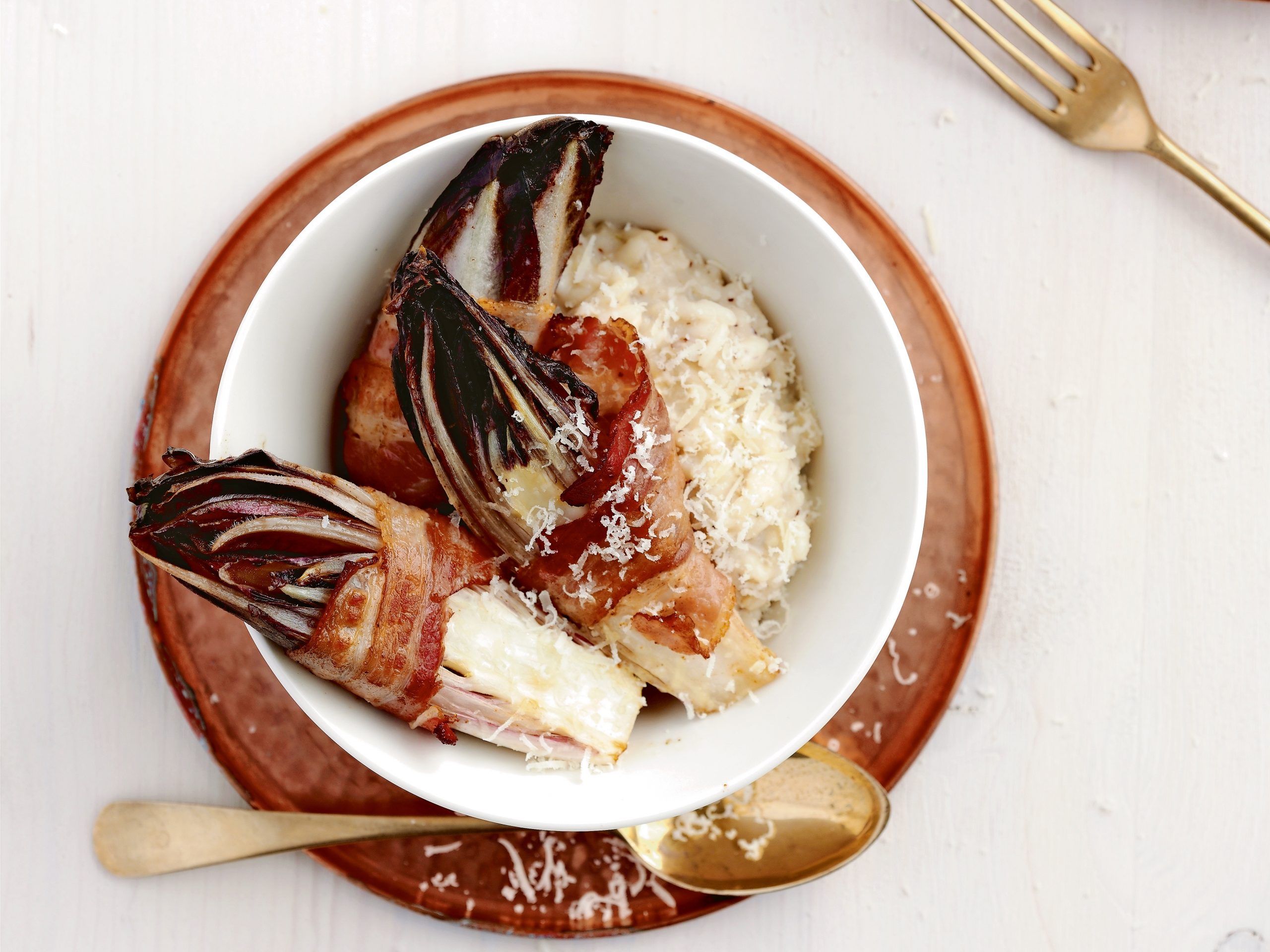 Roter Chicorée im Speckmantel mit Haselnuss-Risotto