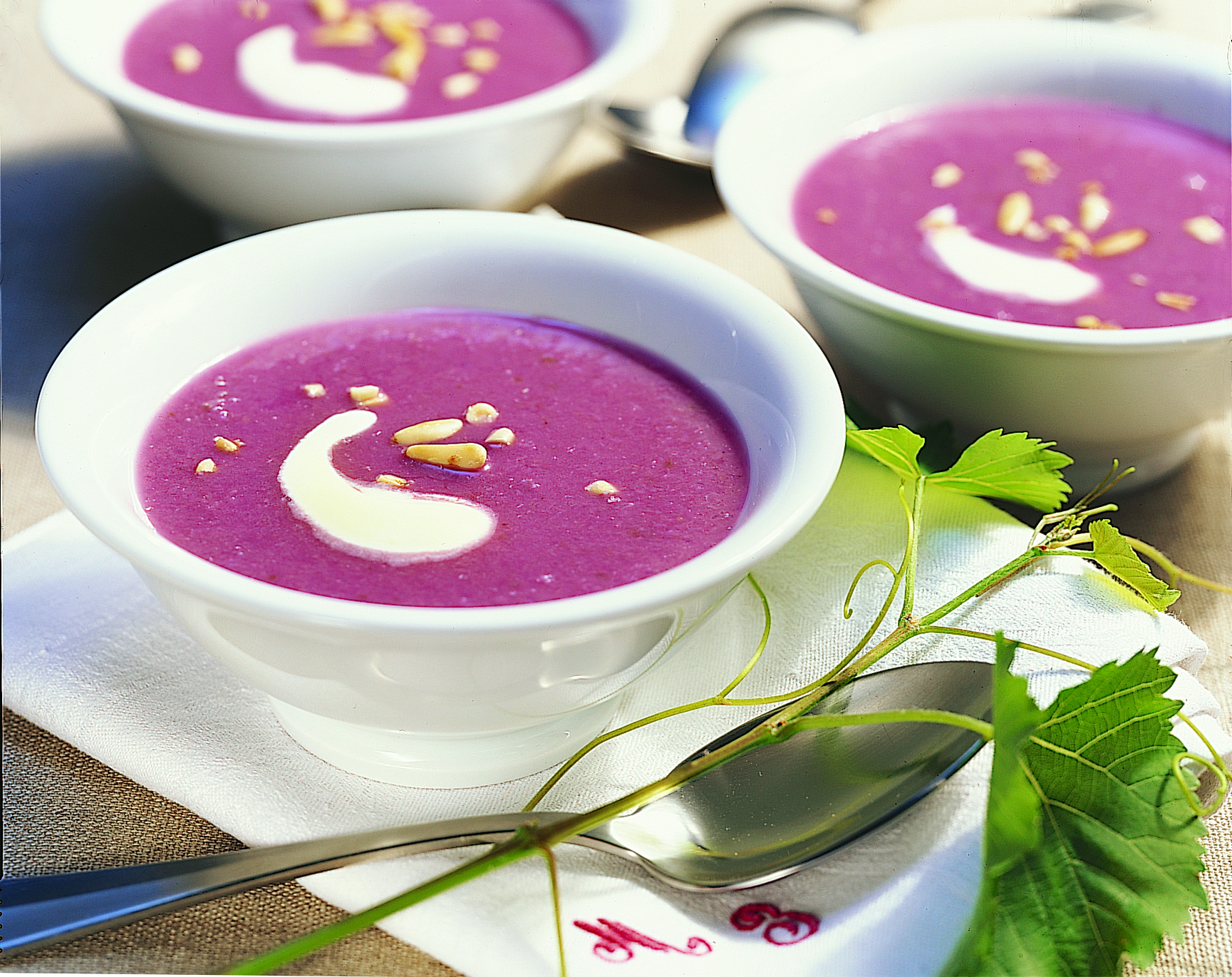 Velouté de chou rouge aux pignons