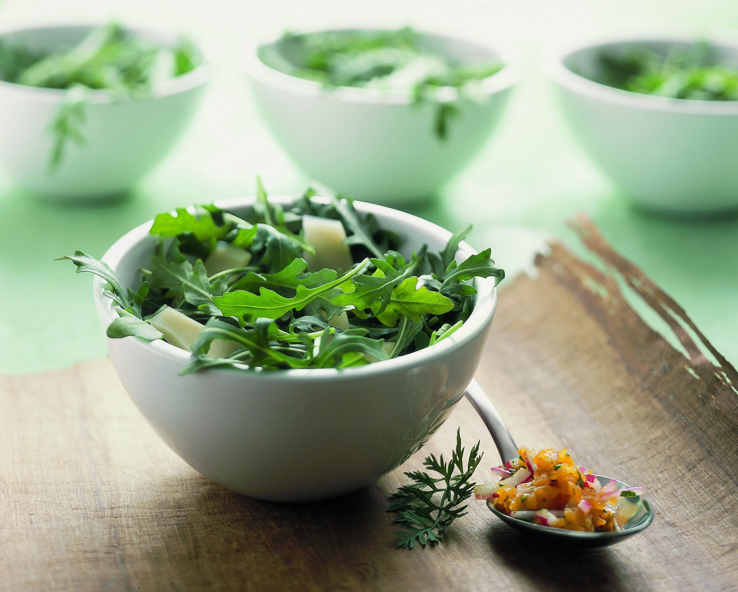 Roquette sauce carotte garnie de tilsit en copeaux