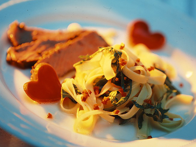 Rucola-Tagliatelle mit Roastbeef