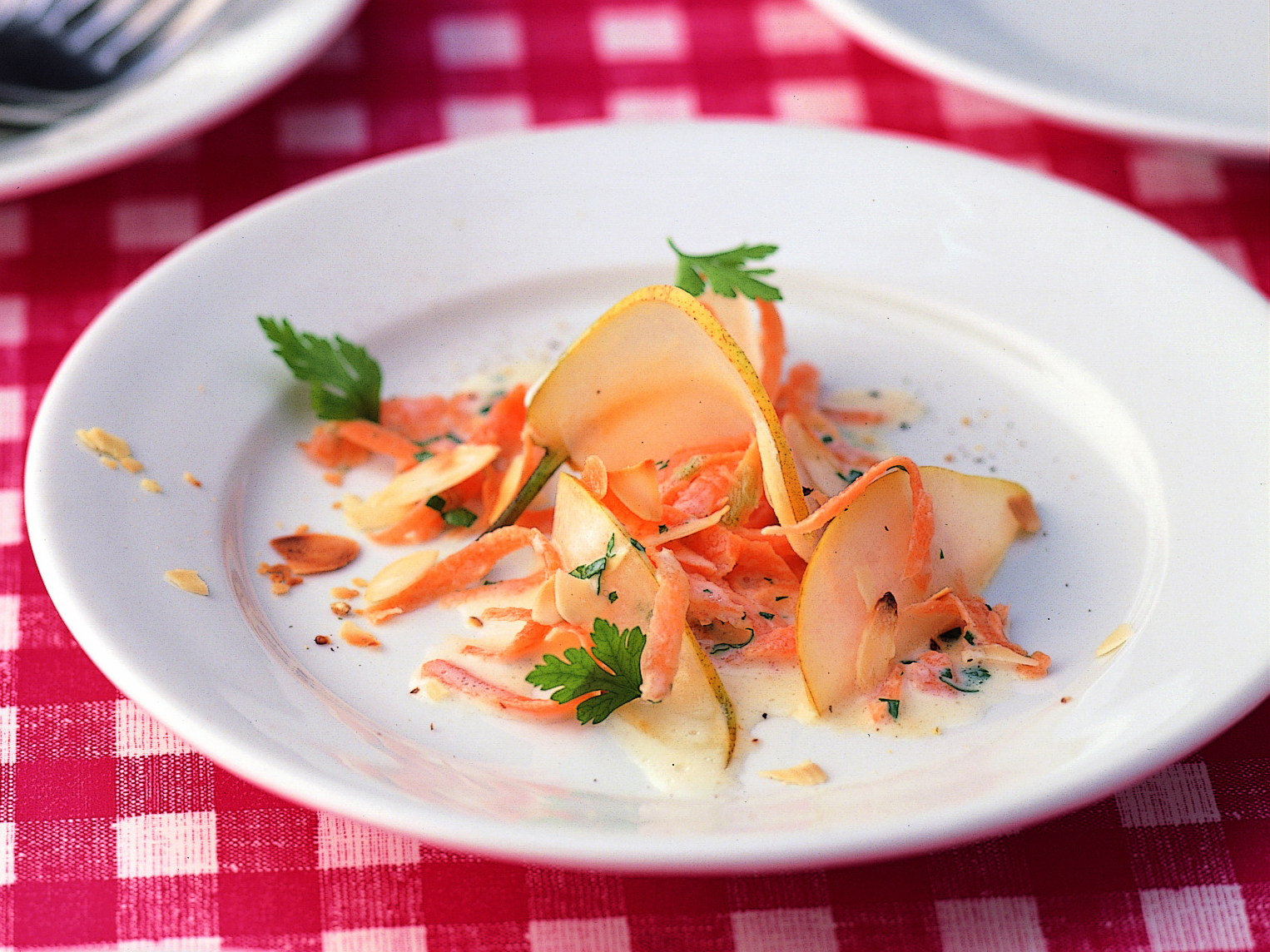 Rüebli-Birnen-Salat mit gerösteten Mandeln