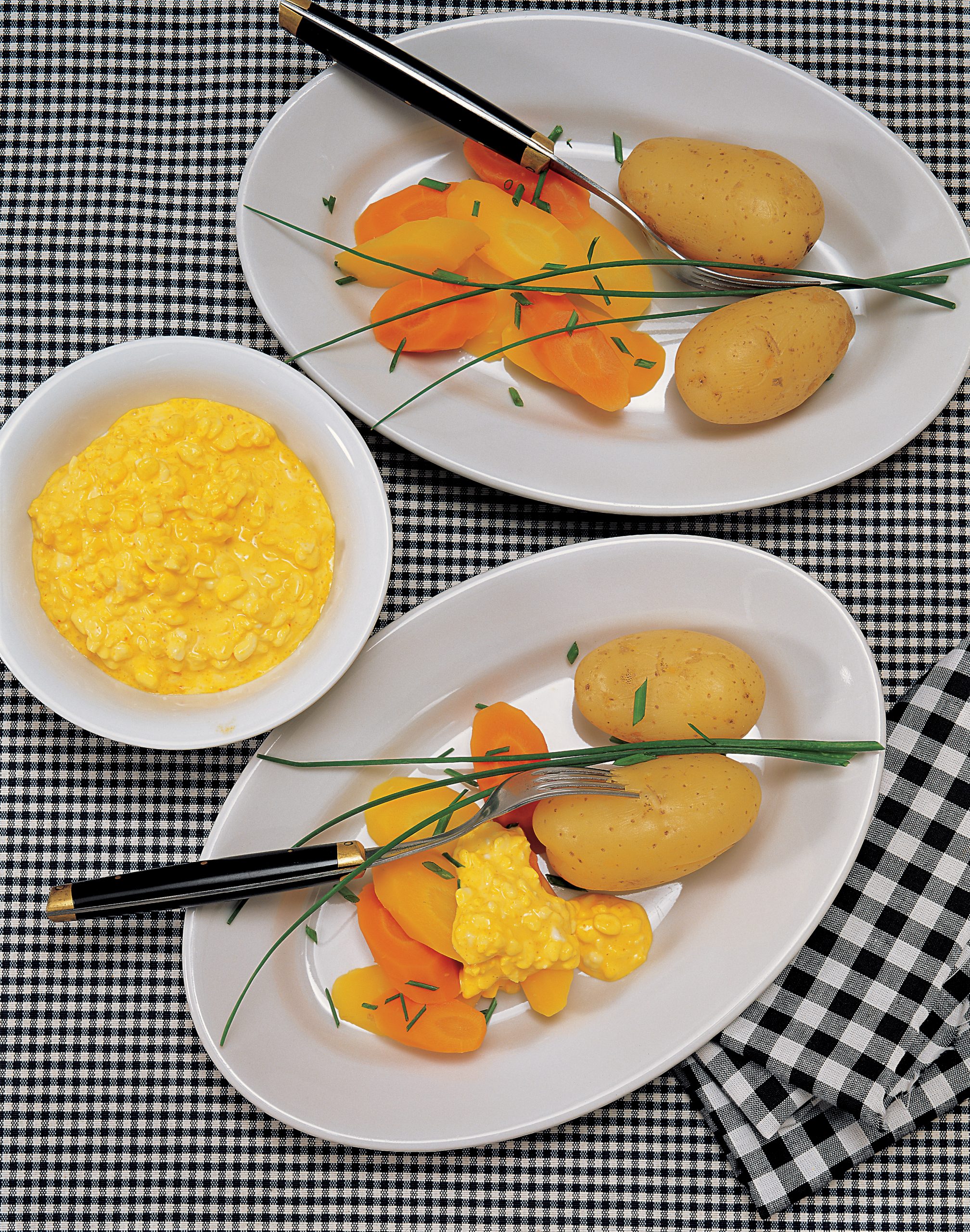 Carottes et pommes de terre en robe des champs sauce safranée au cottage cheese