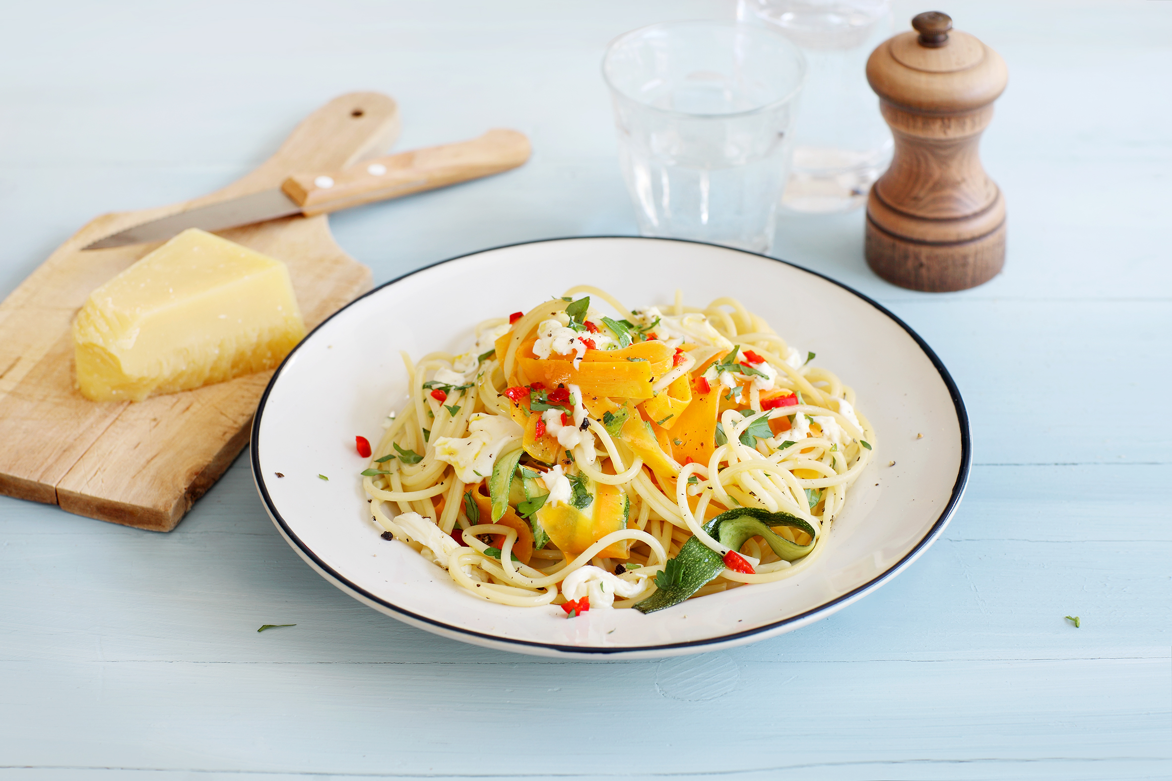 Spaghetti aux carottes, aux courgettes et à la mozzarella