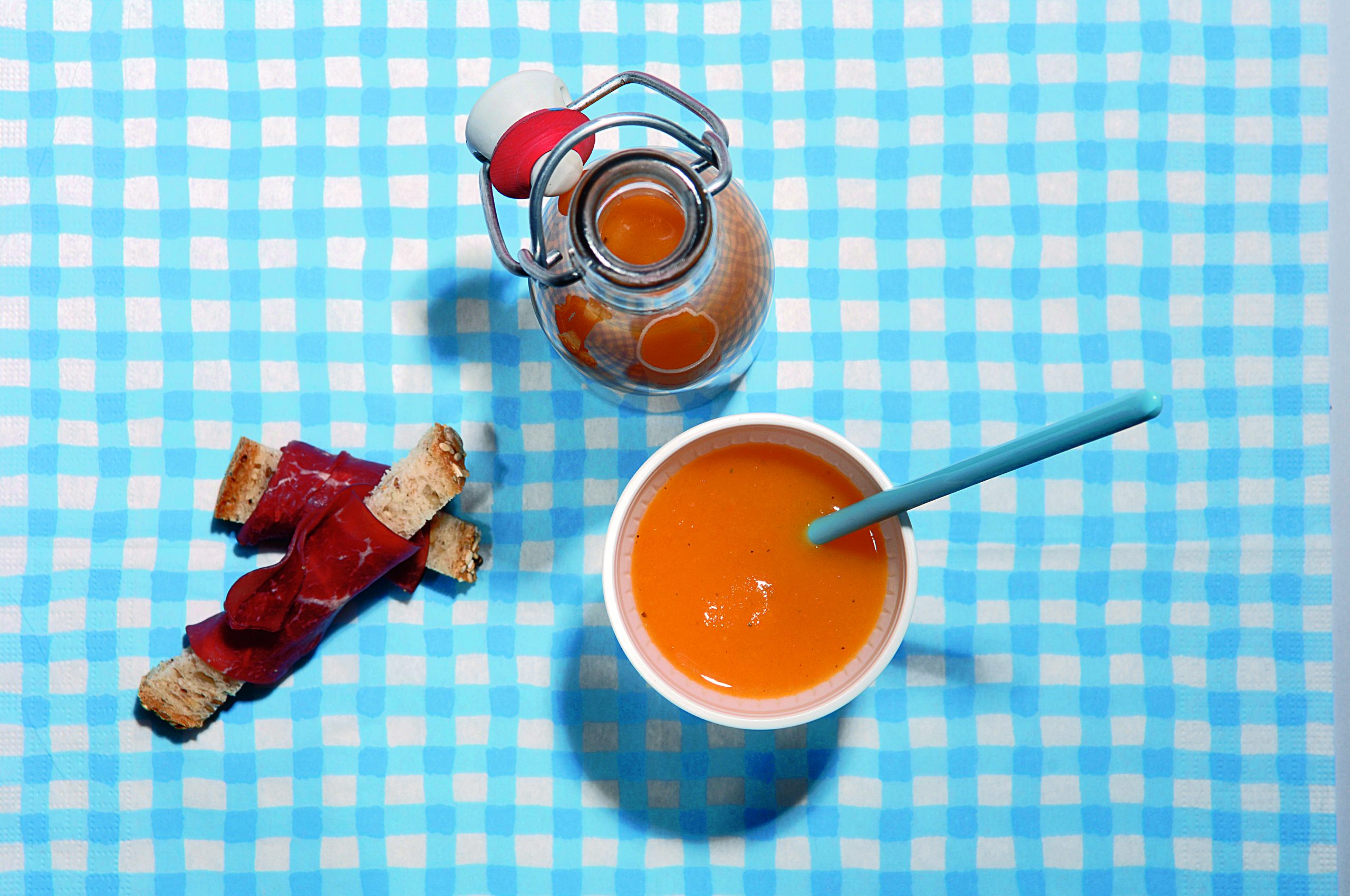 Rüeblisuppe mit Vollkornknusperli