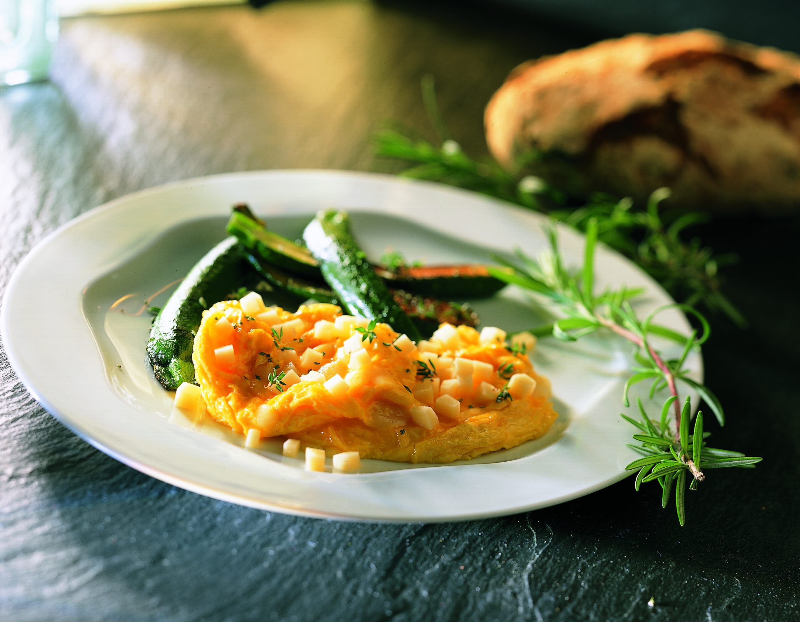 Rührei mit Tilsiter und gebratenen Zucchetti