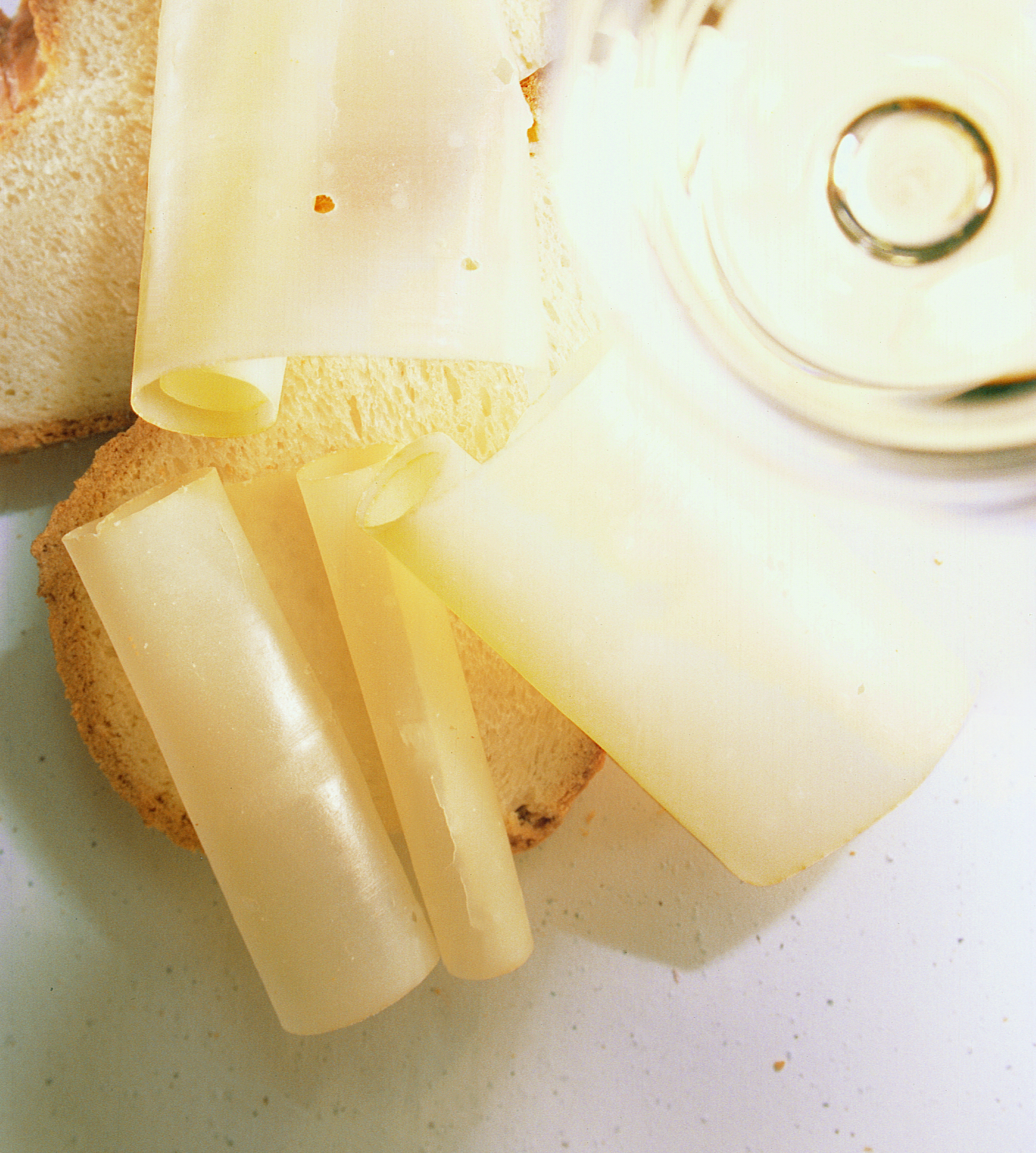 Saaner Hobelkäse mit Zopf und Weisswein