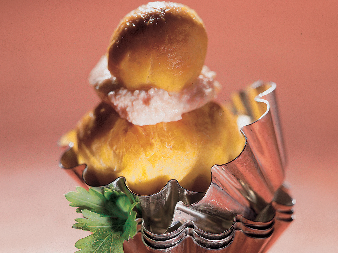 Safran-Brioches mit Schinkenmousse