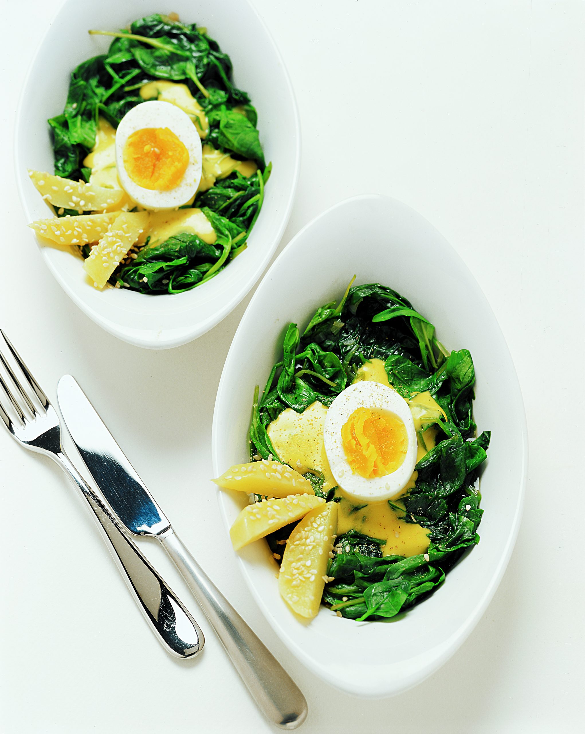 oeufs au safran sur lit d'épinards
