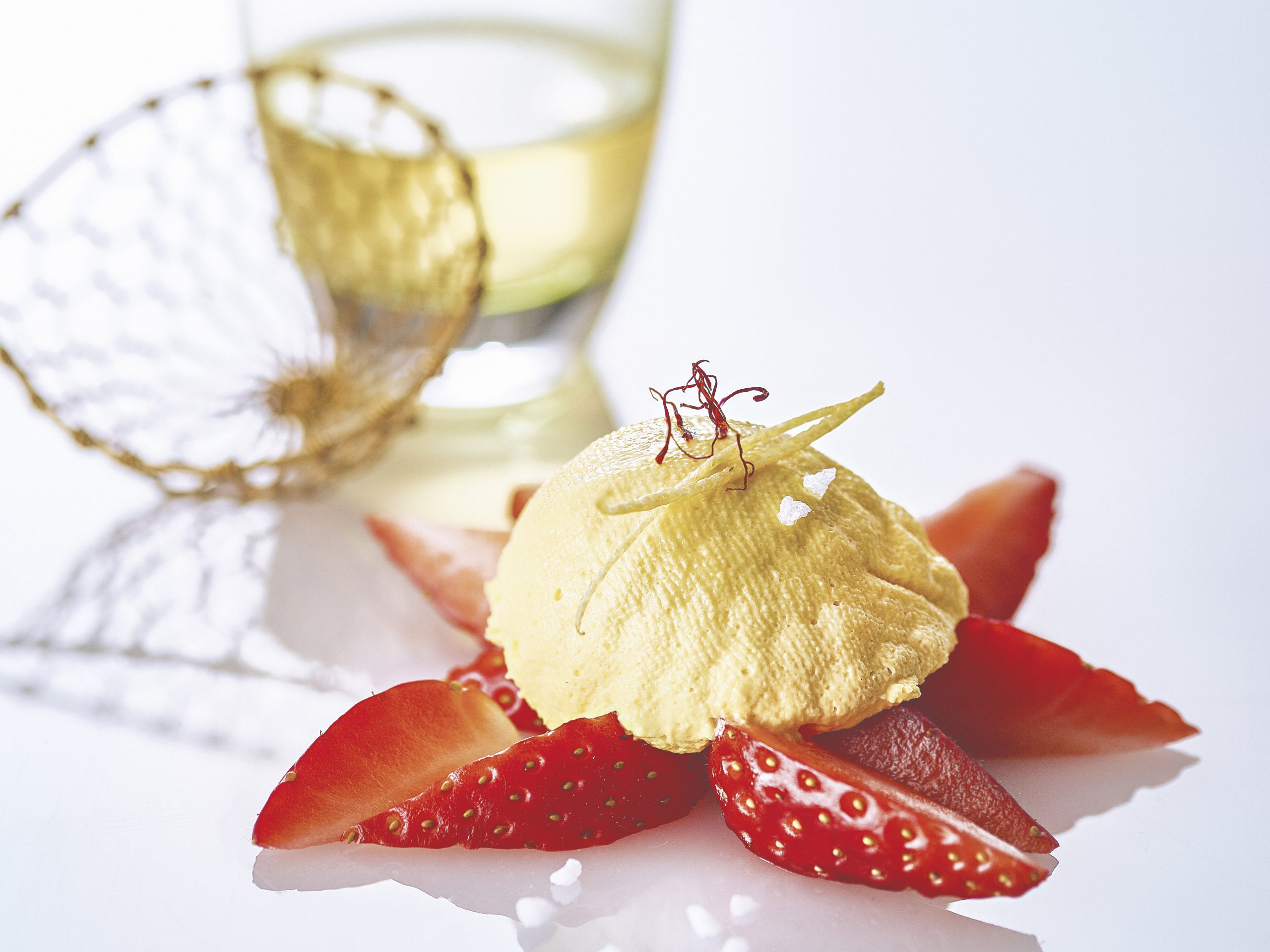 Dômes de yogourt citron-safran et fraises