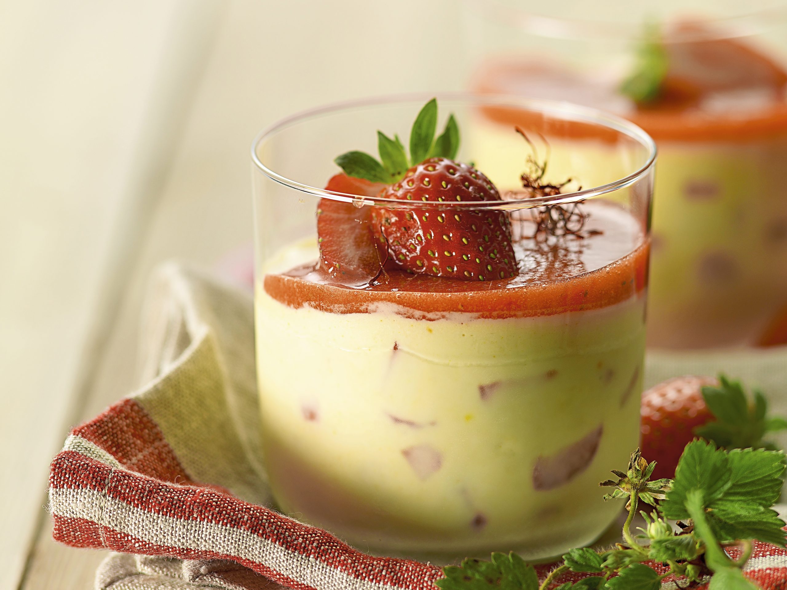 Safranglace mit Erdbeer-Coulis