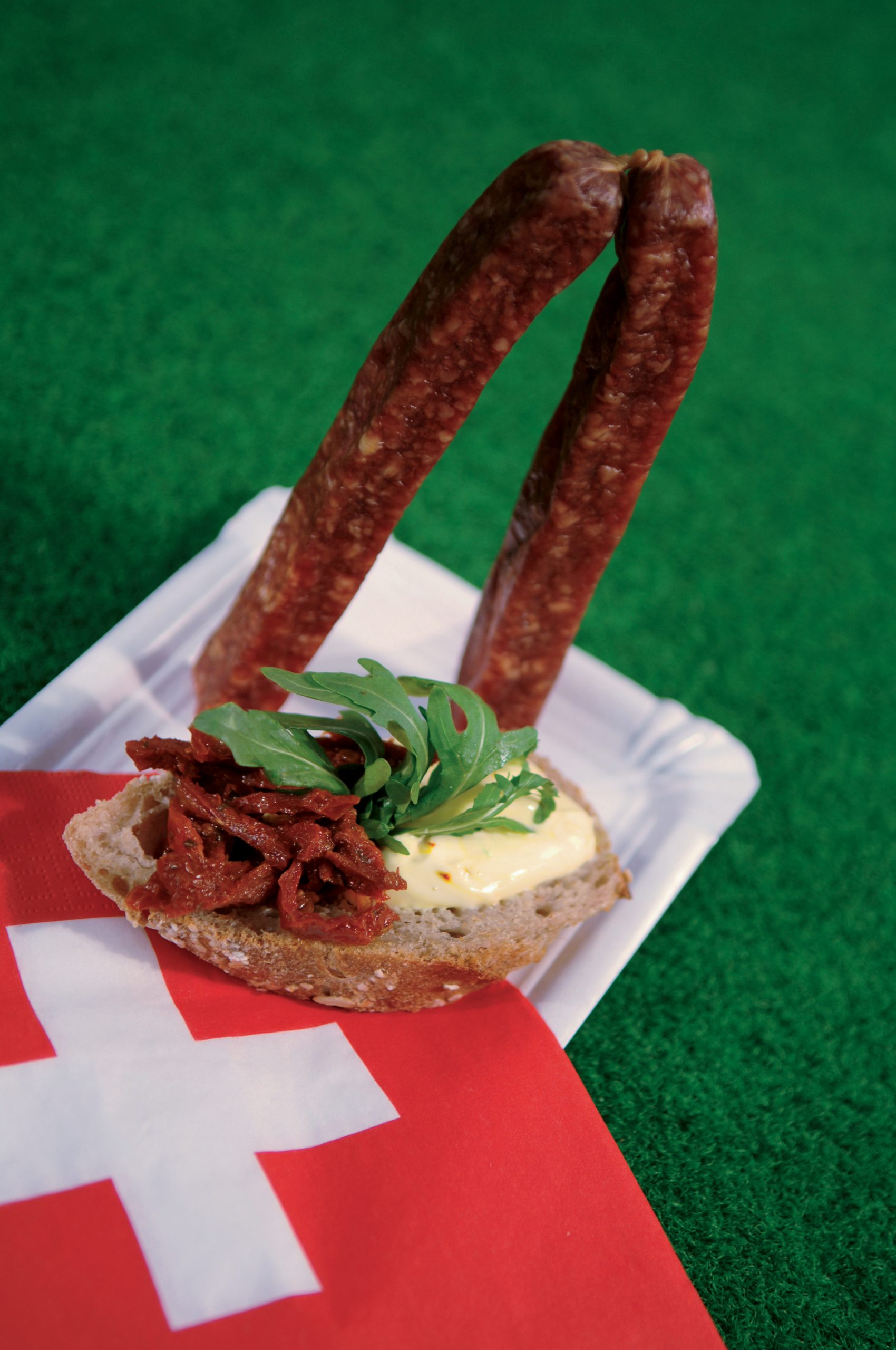 Safranquarkaufstrich mit Landjäger, getrockneten Tomaten und Ruccolablätter