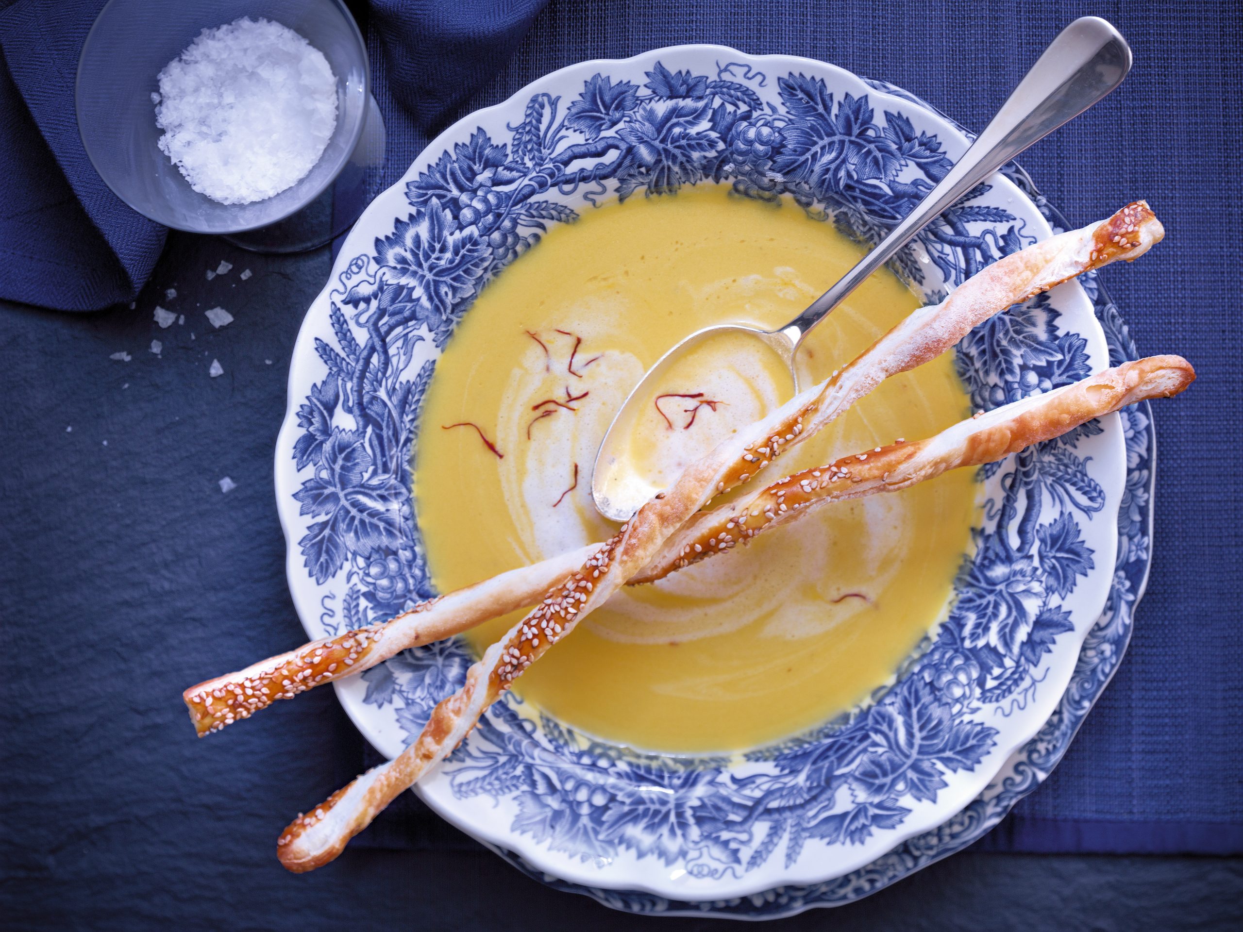 Potage safrané aux gressins maison