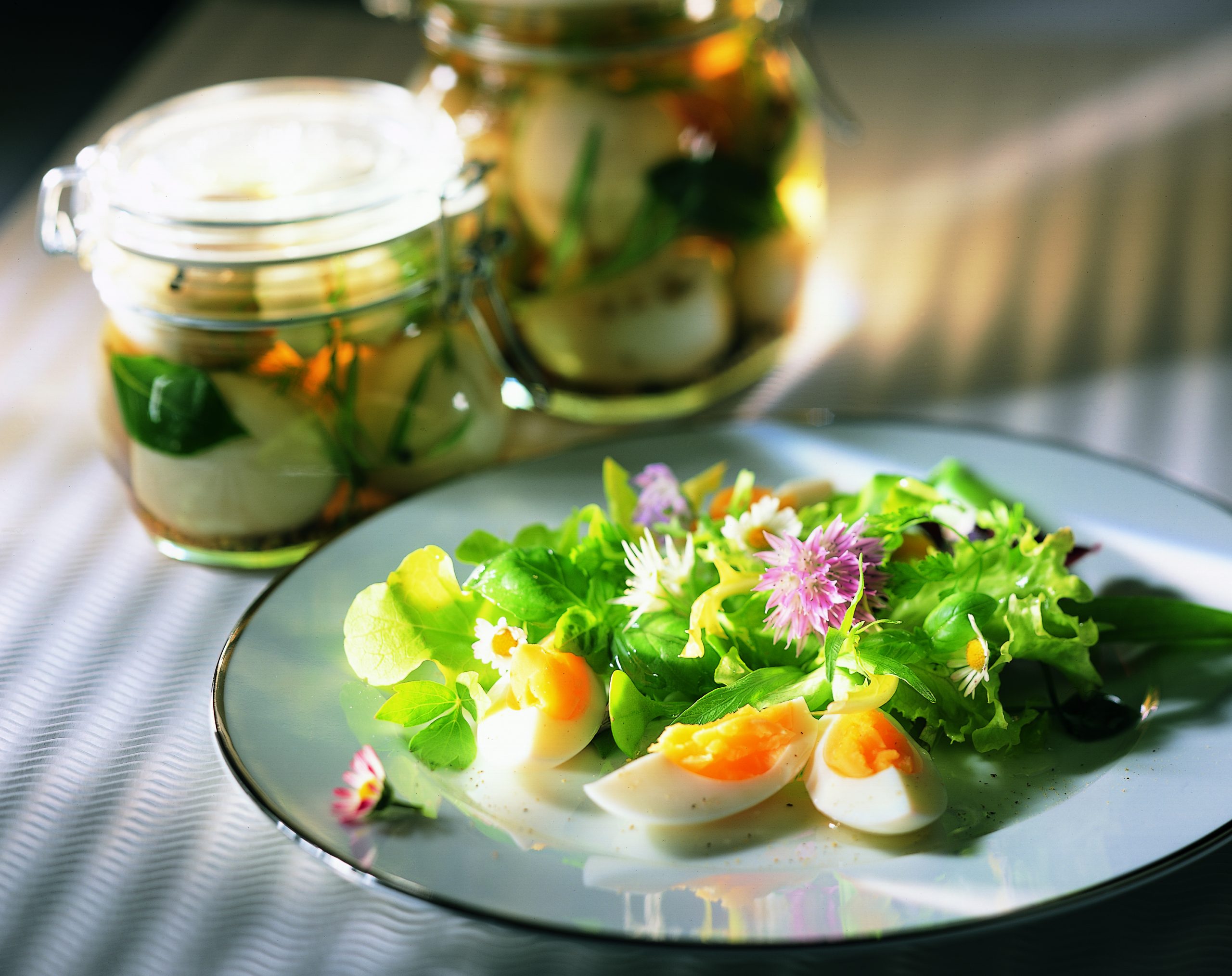 Salat aus pikant eingelegten Eiern