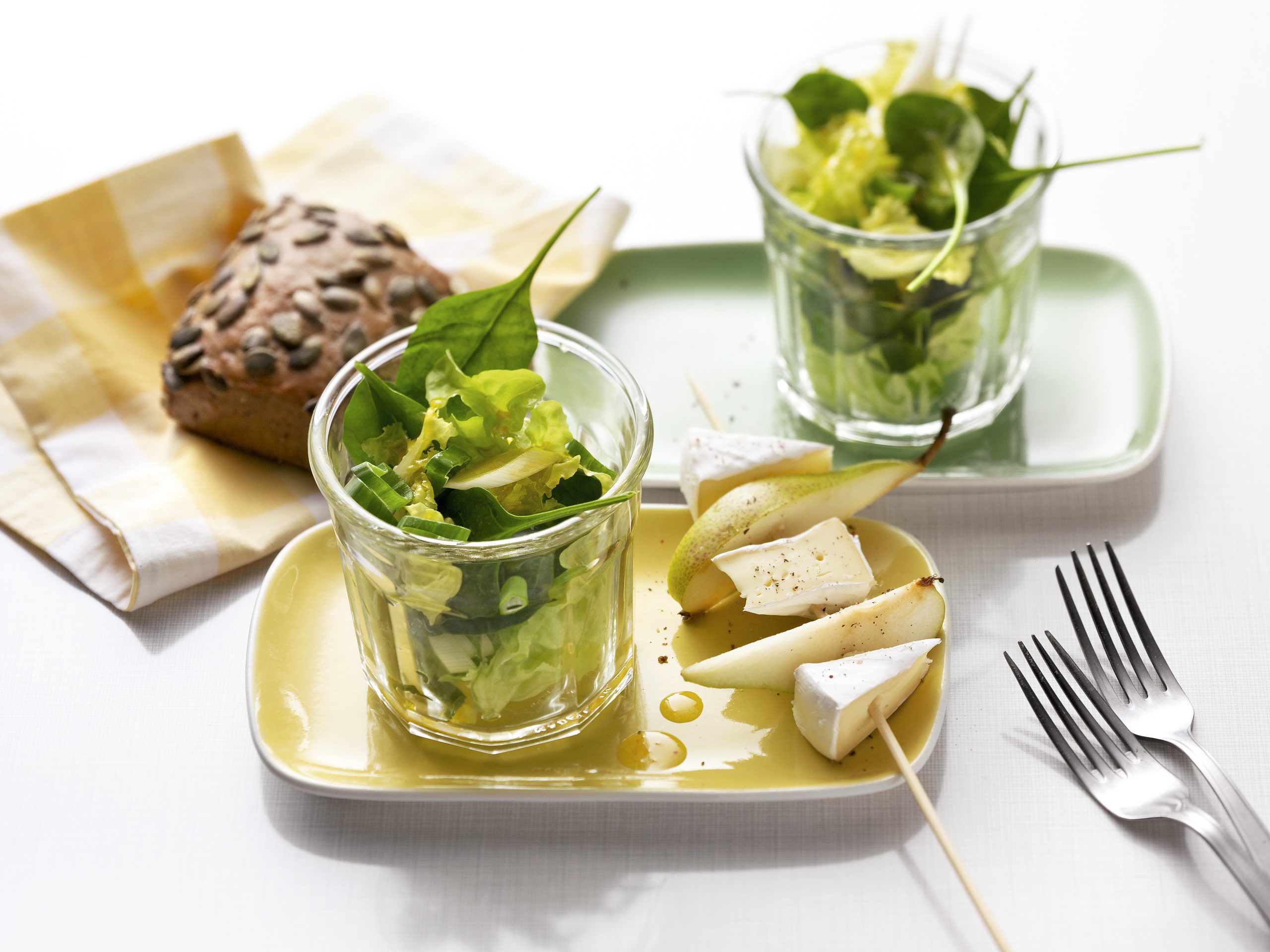 Salat im Glas mit Birne und Tomme
