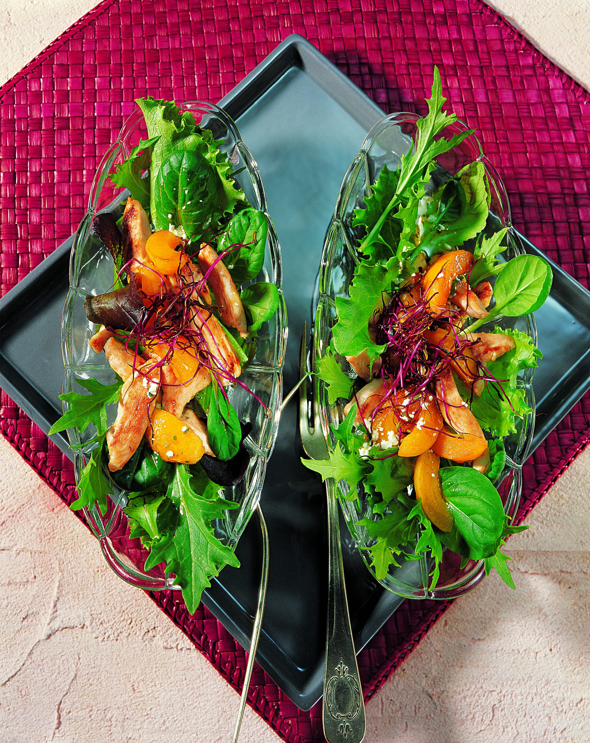 Salat mit Aprikosen und Pouletstreifen