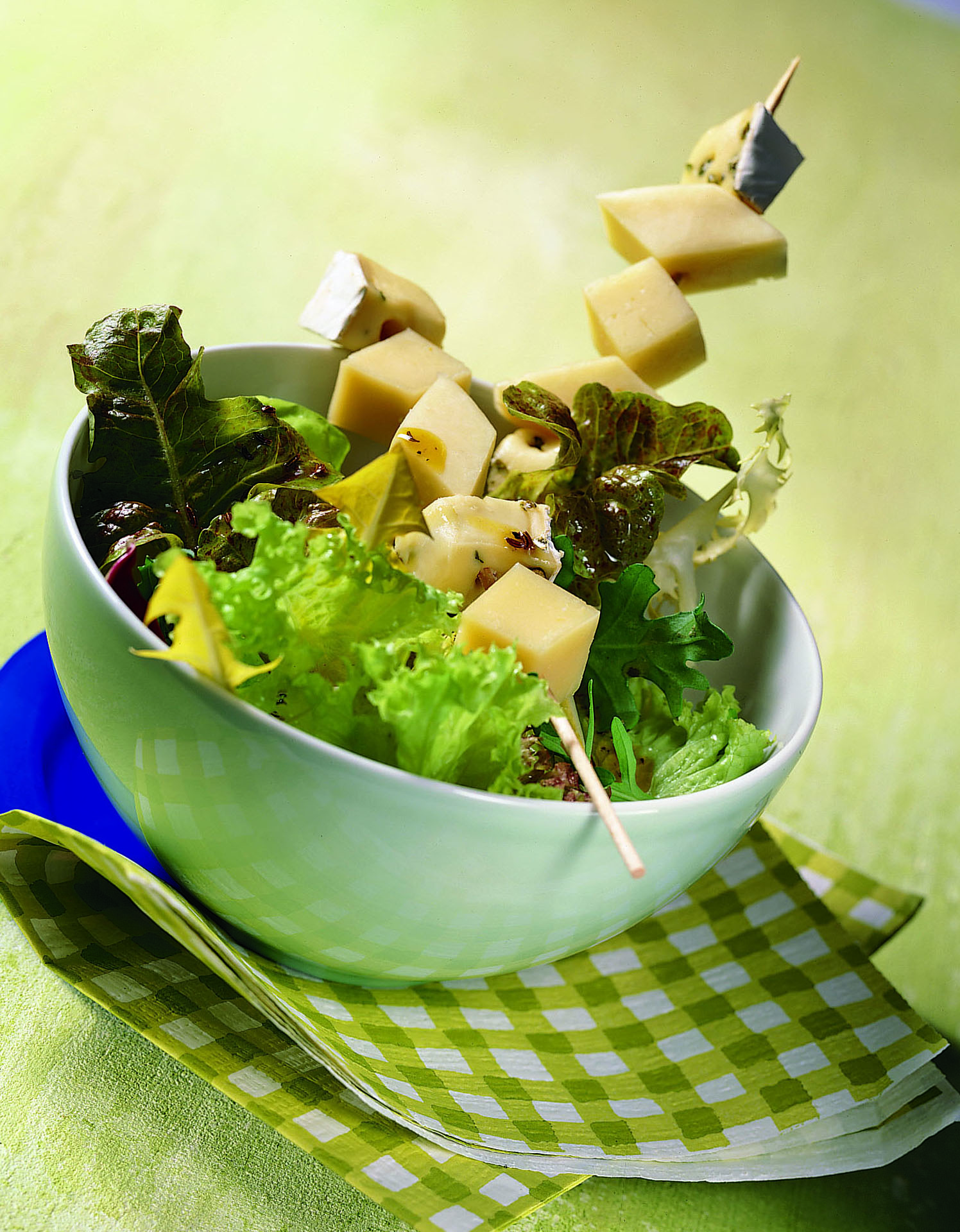 Salat mit Käsespiessen und Kümmel-Vinaigrette