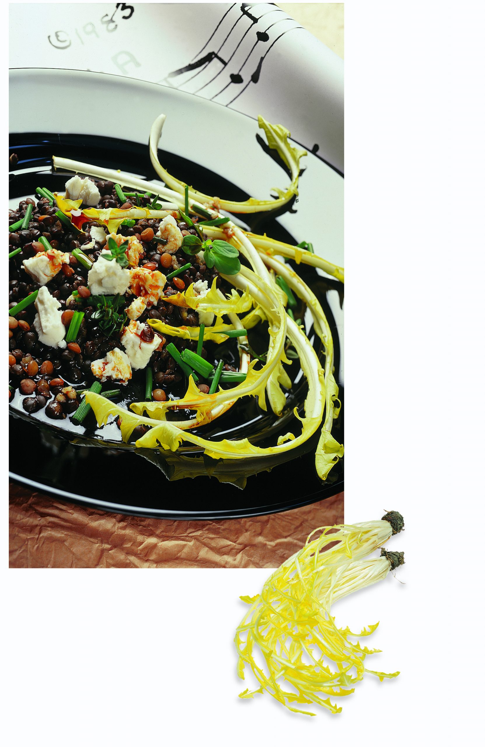 Salat von Linsen auf Löwenzahn mit Frischkäse