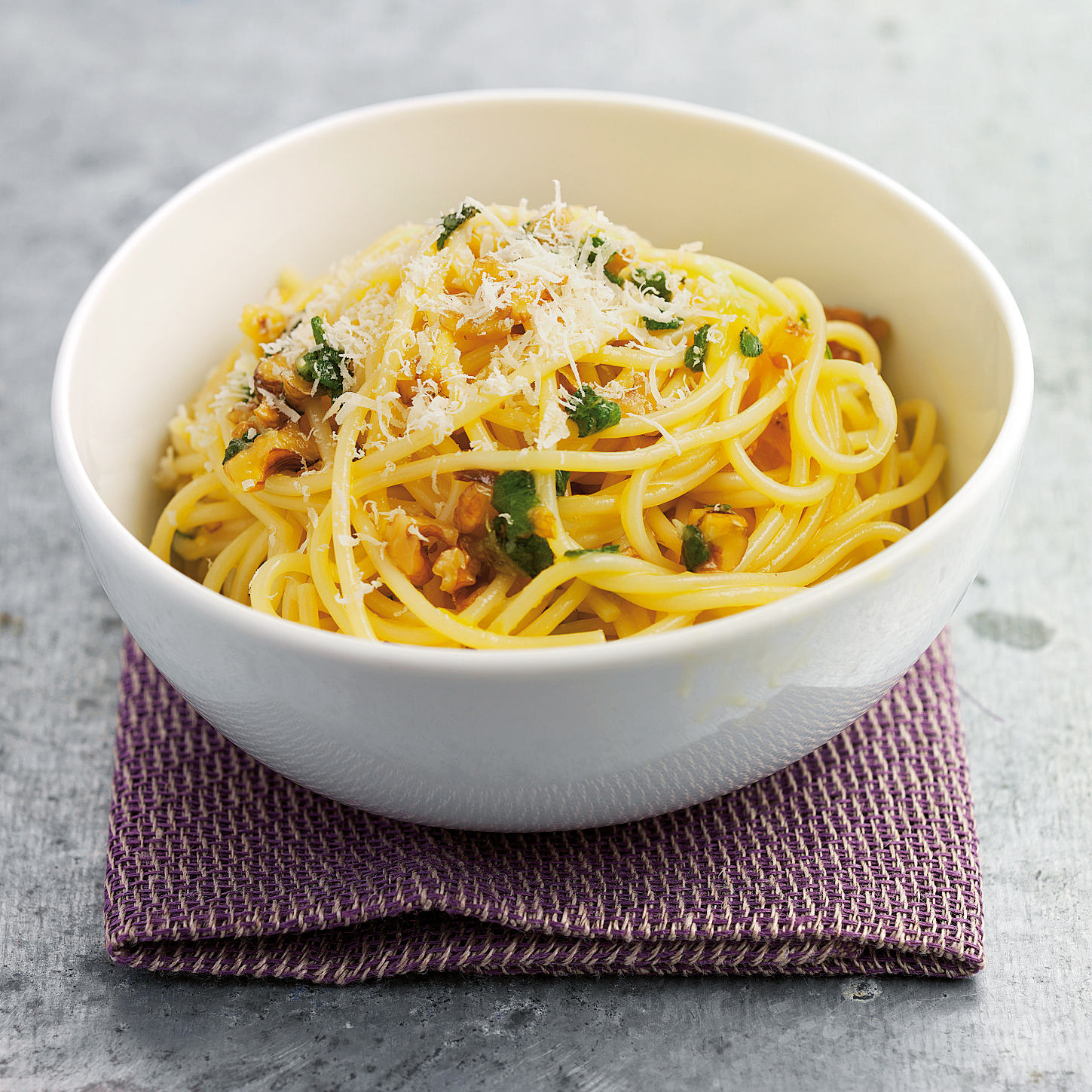 Spaghetti à la sauge et aux noix