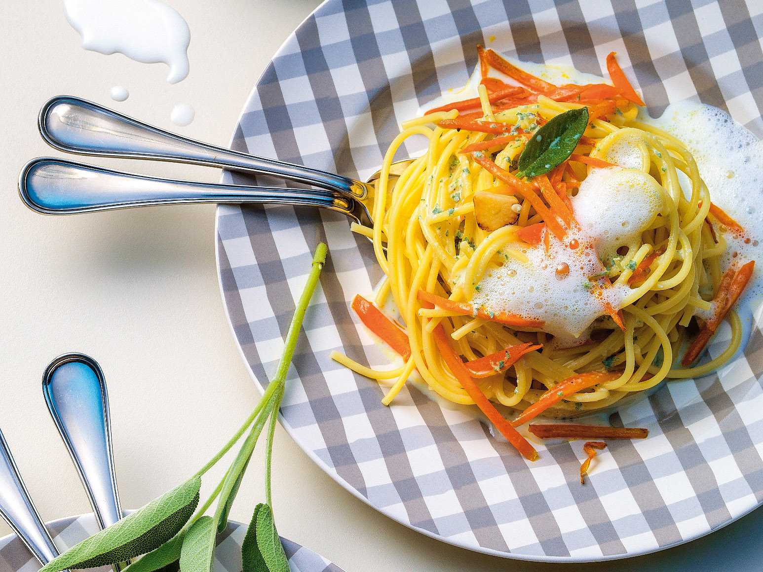 Salbei-Spaghetti mit Rüebli