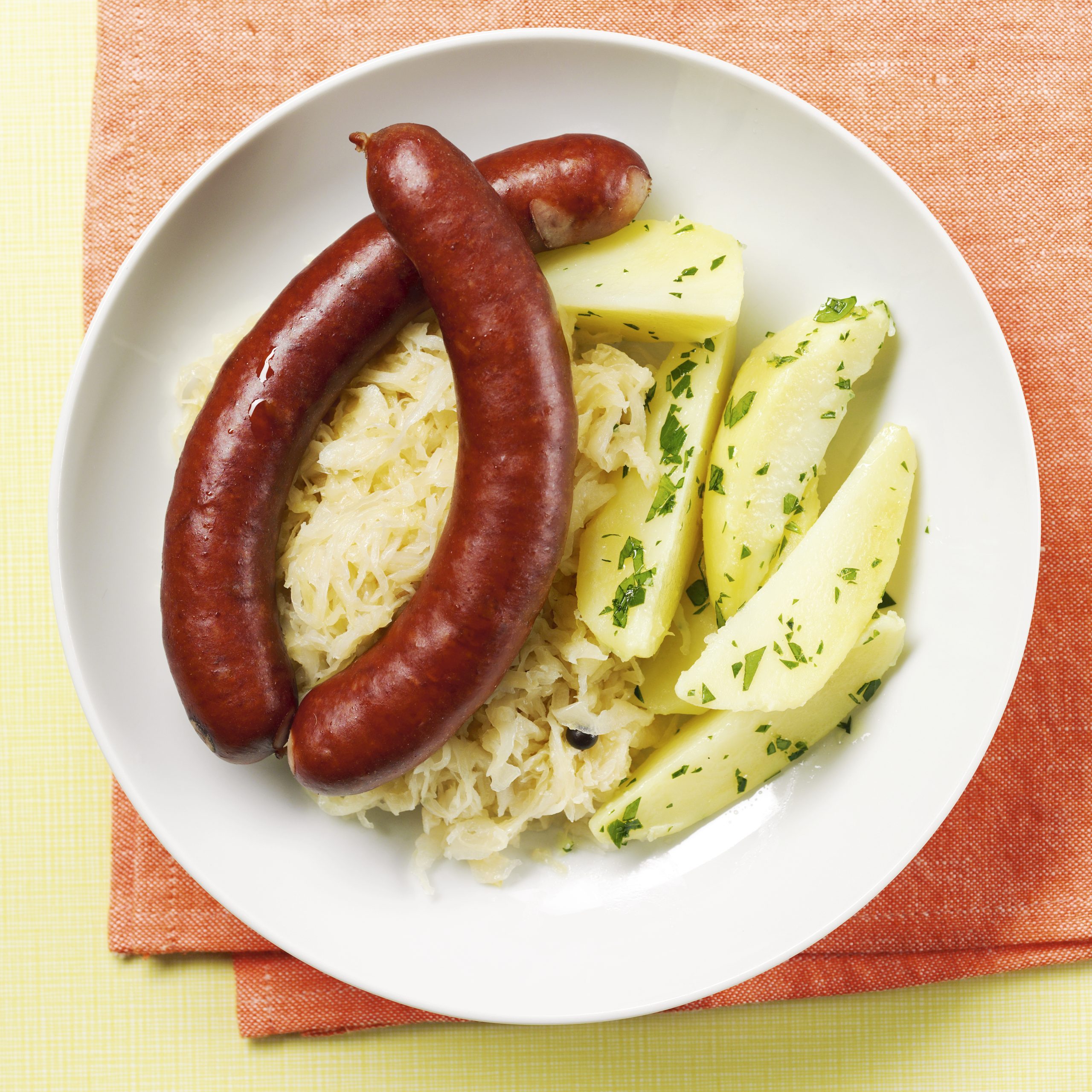 Sauerkraut-Salat mit Würstchen